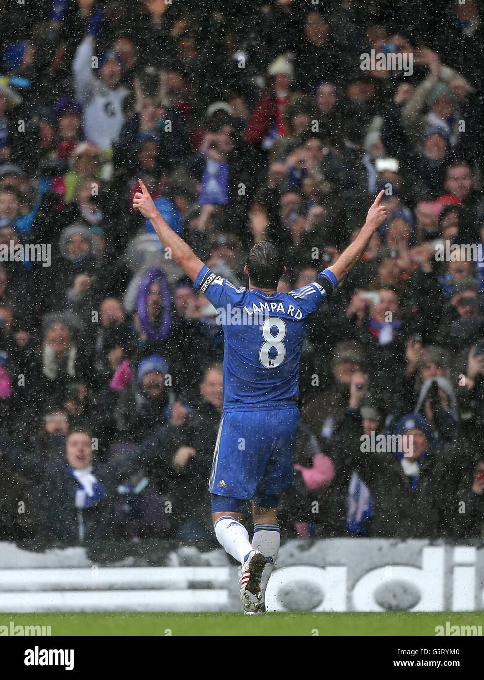 Chelsea's Frank Lampard feiert Scoring seiner Seite das zweite Tor von Das Spiel von der Strafstelle vor dem Lüfter Stockfoto