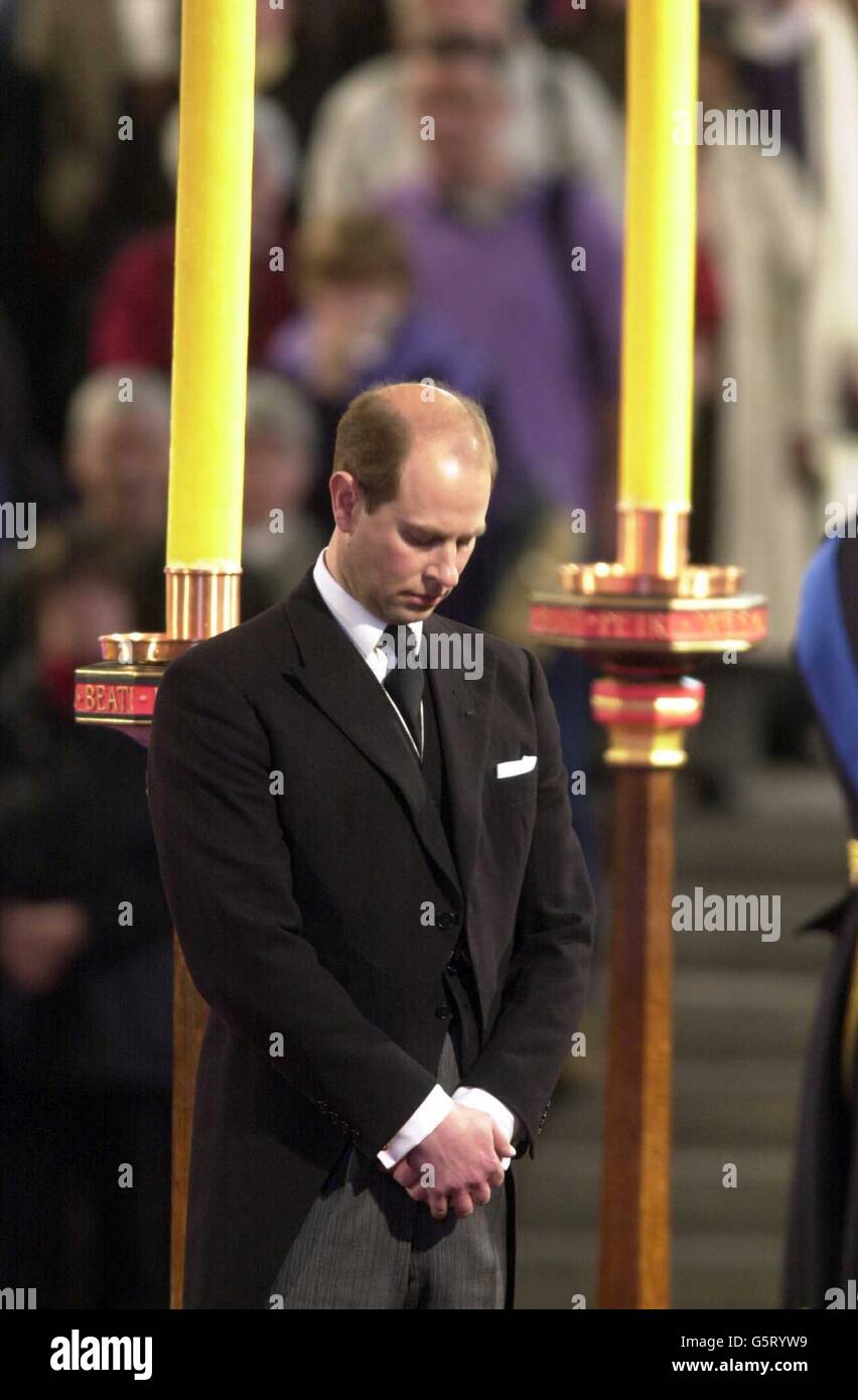 Der Earl of Wessex steht vor einer Mahnwache neben dem Sarg der Königin-Mutter, während er in der Westminster Hall in London liegt, am Vorabend ihrer Beerdigung, die in der Westminster Abbey stattfinden wird. * der Graf, seine beiden Brüder, der Herzog von York und der Prinz von Wales und ihr Cousin Viscount Linley hallten in einer ergreifenden Zeremonie, die an eine weitere königliche Mahnwache erinnert, an derselben Stelle in der Westminster Hall, für König George V. im Jahr 1936. Stockfoto