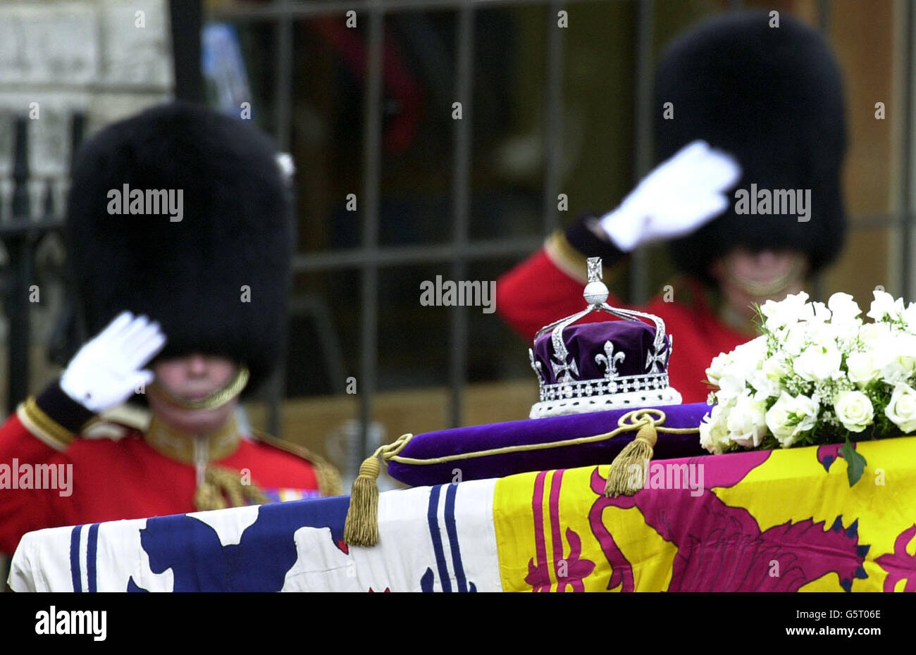 Die Krönungskrone von Königin Elizabeth, die Königin Mutter sitzt auf ihrem Sarg, wie es in Westminster Abbey getragen wird, nach der Reise von Westminster Hall für ihren Trauergottesdienst. * ... Nach dem Gottesdienst wird der Sarg der Königin Mutter zur St. George's Chapel in Windsor gebracht, wo sie neben ihrem Mann, König George VI., zur Ruhe gelegt wird Stockfoto