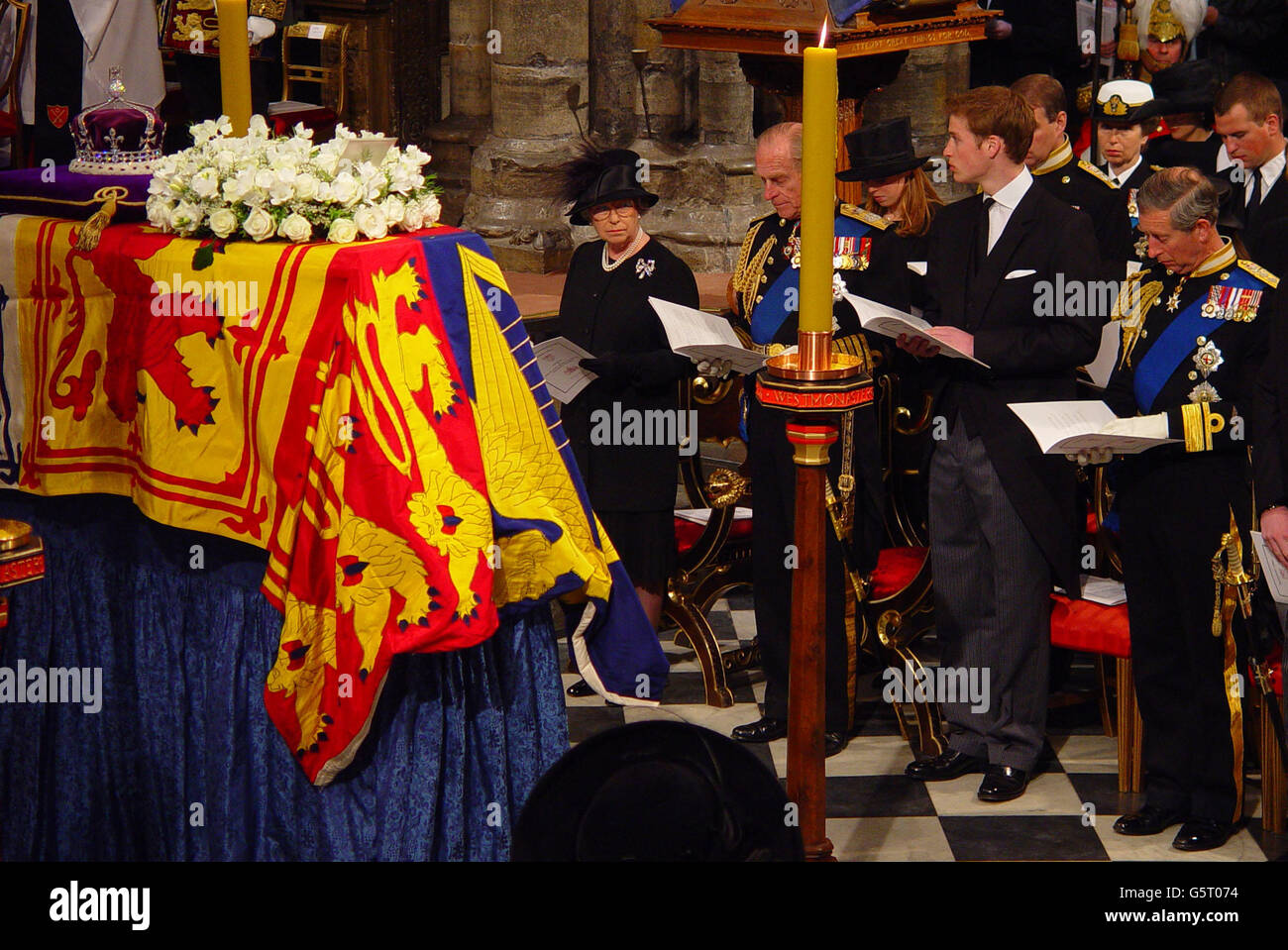 Mitglieder der britischen Königsfamilie, darunter von links: Königin Elizabeth II., der Herzog von Edinburgh, Prinz William, der Herzog von York, die Prinzessin Royal, der Prinz von Wales und Peter Phillips, stehen vor dem Sarg Westminster Abbey von Königin Elizabeth. * .... die Königin Mutter während ihres Trauergottes. Die Königin Mutter starb im Alter von 101 Jahren. Nach dem Gottesdienst sollte der Sarg der Mutter der Königin zur St. George's Chapel in Windsor gebracht werden, wo sie neben ihrem Mann, König George VI., zur Ruhe gelegt wird Stockfoto