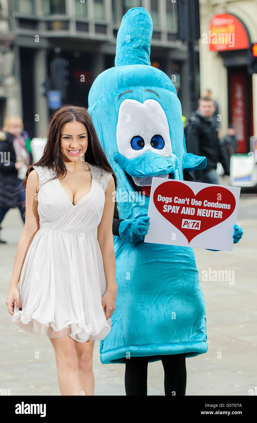 Der prominente Big Brother-Kandidat Lacey Banghard bei einer Fotoaktion im Piccadilly Circus, London, um die PETA-Kampagne (Menschen für die ethische Behandlung von Tieren) zur Sterilisierung von Katzen und Hunden zu fördern, um unnötiges Tierleiden zu vermeiden. Stockfoto