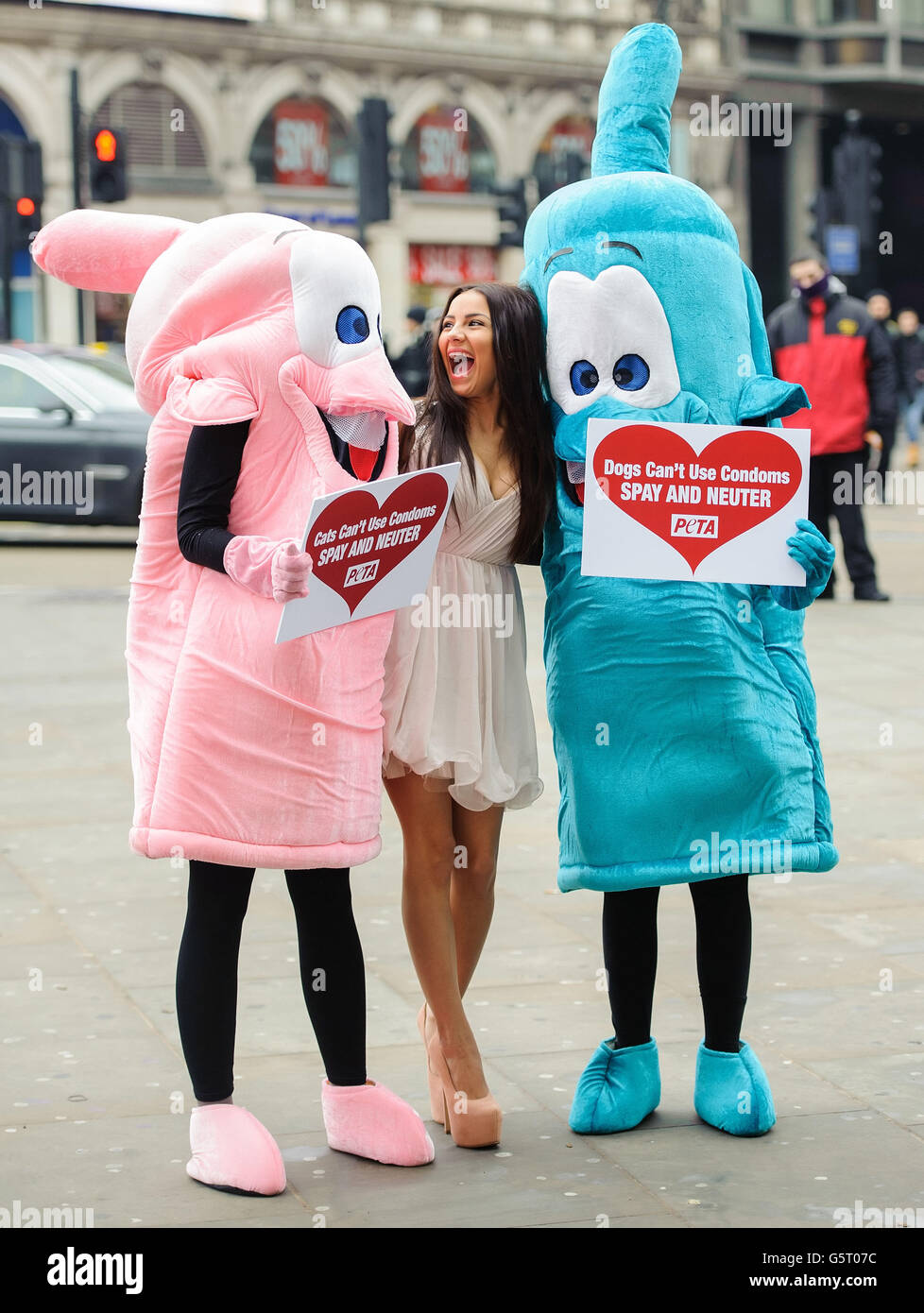 Der prominente Big Brother-Kandidat Lacey Banghard bei einer Fotoaktion im Piccadilly Circus, London, um die PETA-Kampagne (Menschen für die ethische Behandlung von Tieren) zur Sterilisierung von Katzen und Hunden zu fördern, um unnötiges Tierleiden zu vermeiden. Stockfoto