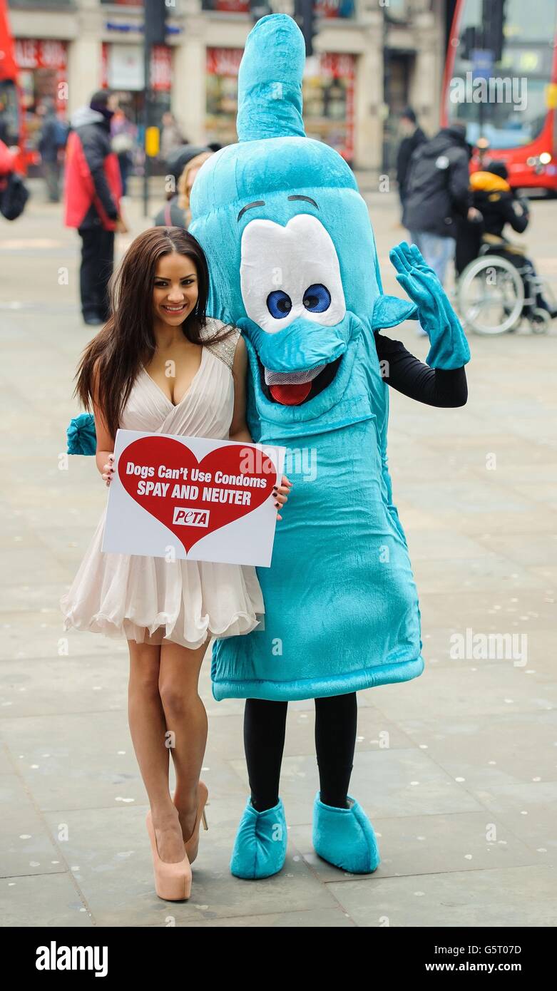 Der prominente Big Brother-Kandidat Lacey Banghard bei einer Fotoaktion im Piccadilly Circus, London, um die PETA-Kampagne (Menschen für die ethische Behandlung von Tieren) zur Sterilisierung von Katzen und Hunden zu fördern, um unnötiges Tierleiden zu vermeiden. Stockfoto
