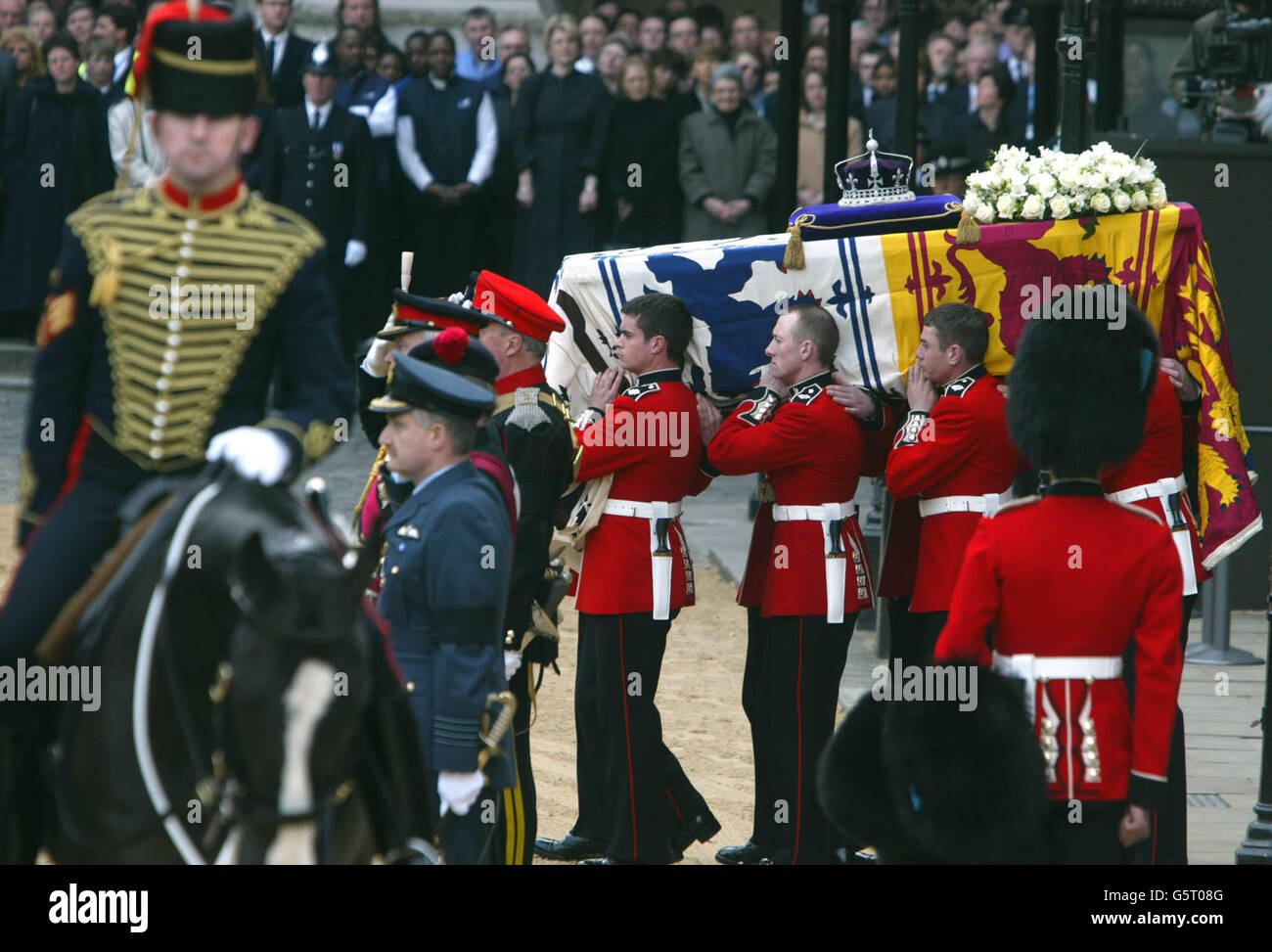 Palbärler tragen den Sarg von Queen Elizabeth, der Queen Mother, aus der Westminster Hall zu einem Waffenwagen in London. Tausende haben der Königin Mutter ihre letzte Ehre erwiesen. * ... Nach ihrer Beerdigung wird sie neben ihrem verstorbenen Ehemann, König George VI., in der St. George's Chapel in Windsor beigesetzt Stockfoto