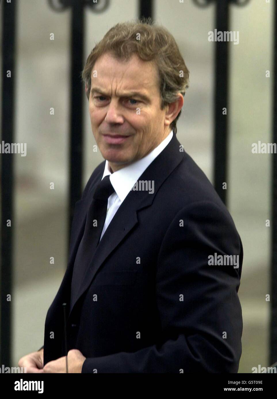 Premierminister Tony Blair kommt zur Beerdigung von Königin Elizabeth, der Königin Mutter, in Westminster Abbey an. Nach dem Gottesdienst wird der Sarg der Königin Mutter zur St. George's Chapel in Windsor gebracht, wo sie neben ihrem Mann, König George VI., zur Ruhe gelegt wird Stockfoto