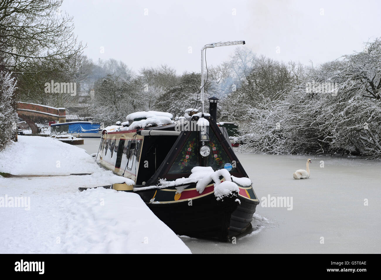 Schnee- und Eisdeckenbargen und Boote bei Foxton Locks in Market Harborough, Leicestershire, während das Winterwetter in ganz Großbritannien anhält Stockfoto