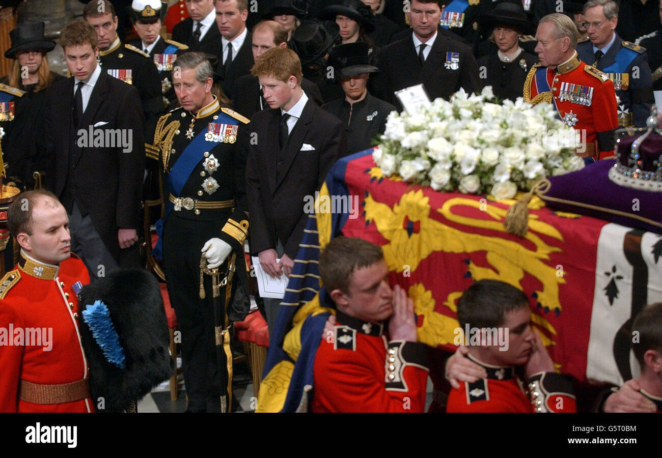 Prinz William (vordere Reihe links), sein Vater, der Prinz von Wales und sein Bruder, Prinz Harry, stehen als Sarg von Königin Elizabeth, der Königin Mutter, wird von ihrem Trauergottesdienst in der Westminster Abbey getragen. Die Königin Mutter starb am Samstag, den 30. März 2002, im Alter von 101 Jahren. * nach dem Gottesdienst sollte der Sarg der Mutter der Königin zur St. George's Chapel in Windsor gebracht werden, wo sie neben ihrem Mann, König George VI., zur Ruhe gelegt wird Stockfoto