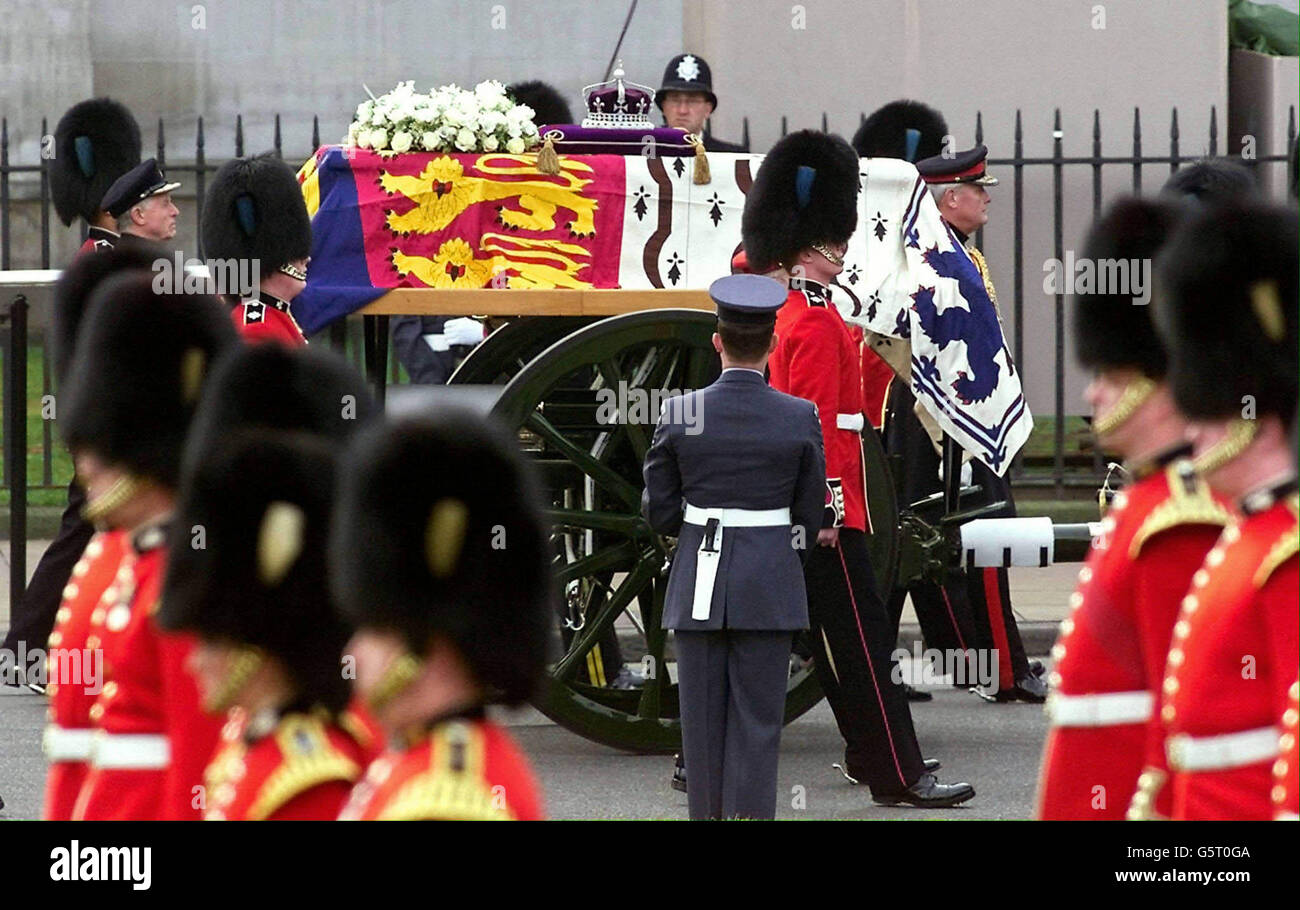 Der Waffenwagen, der den Sarg von Queen Elizabeth, der Queen Mother, trägt, wird nach Verlassen der Wewstminster Hall, wo sie im Staat liegt, zur Westminster Abbey gebracht. * ... Die Beerdigung ist der Höhepunkt von mehr als einer Woche Trauer um den königlichen Matriarchen, der im Alter von 101 Jahren starb. Stockfoto