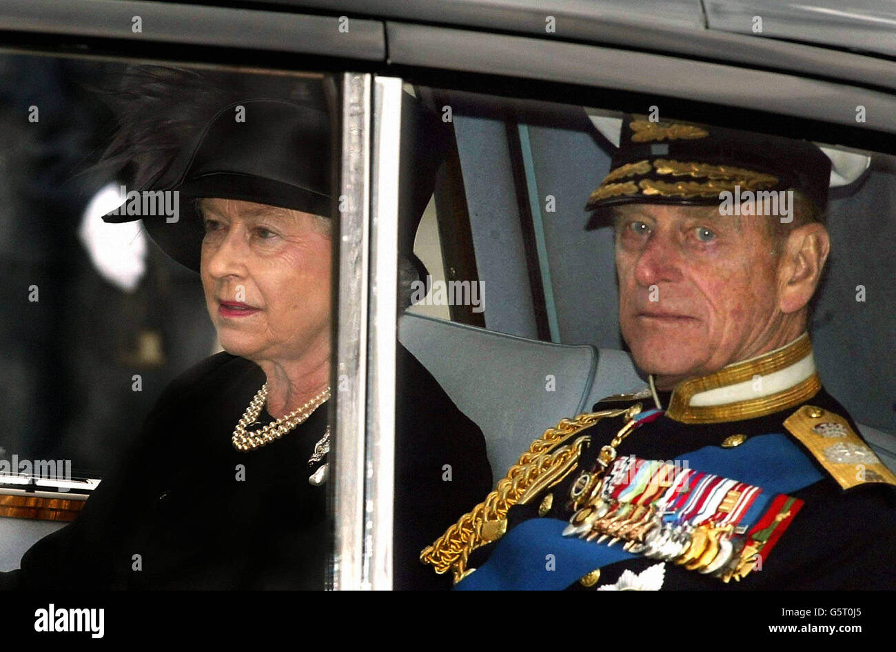 Die britische Königin Elizabeth II. Und der Herzog von Edinburgh gehen nach dem Trauergottesdienst der Königin Mutter in Westminster Abbey. Die Beerdigung ist der Höhepunkt von mehr als einer Woche Trauer um den königlichen Matriarchen, der im Alter von 101 Jahren starb. Stockfoto