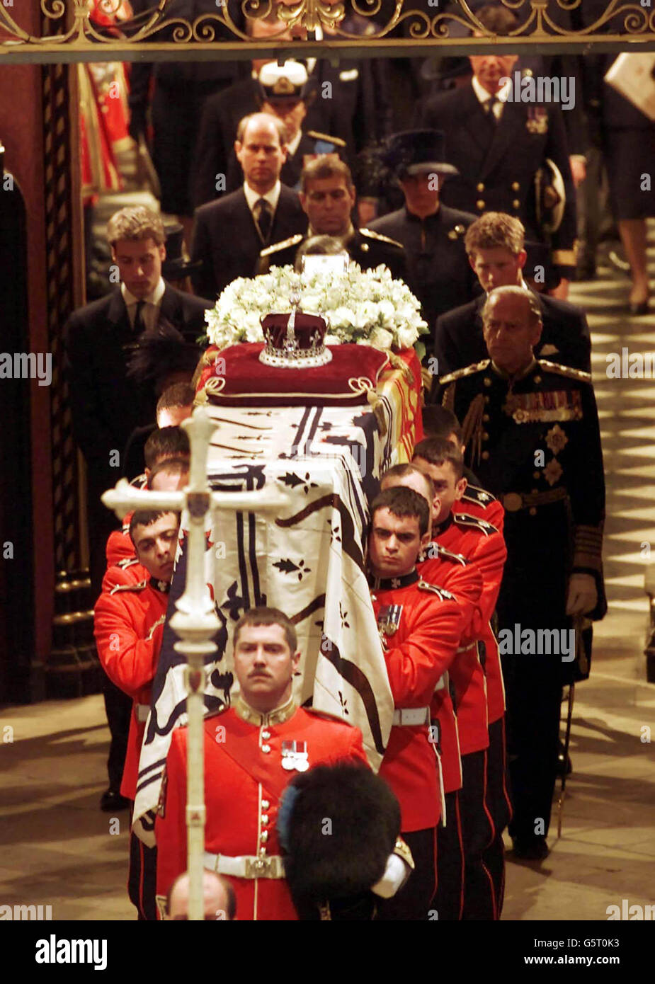 Mitglieder der britischen Königsfamilie folgen am Ende ihrer Beerdigung dem Sarg der Queen Mother aus Londons Westminster Abbey. Von der ersten Reihe links sind sie: Prinz William, Prinz Harry und der Herzog von Edinburgh zweite Reihe von links sind Earl of Wessex, Herzog von York. *...und Sophie, die Gräfin von Wessex. Stockfoto