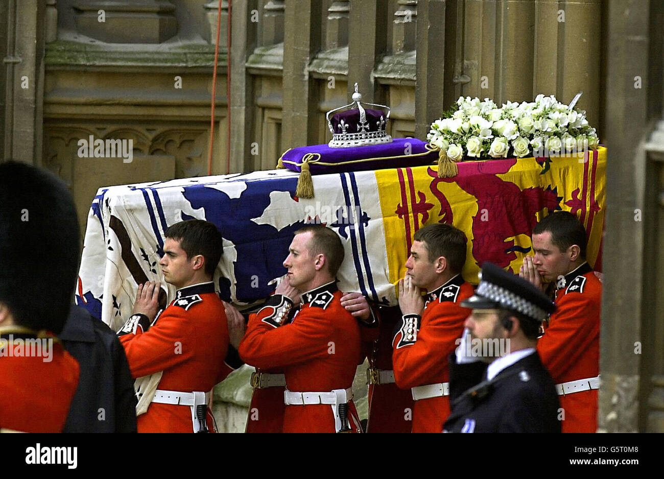 Pall-Träger kommen aus der Westminster Hall, um den Sarg der Königin-Mutter zur Trauerfeier in der Westminster Abbey in London zu bringen. Die Beerdigung ist der Höhepunkt von mehr als einer Woche Trauer um den königlichen Matriarchen, der am 30. März im Alter von 101 Jahren starb. Stockfoto