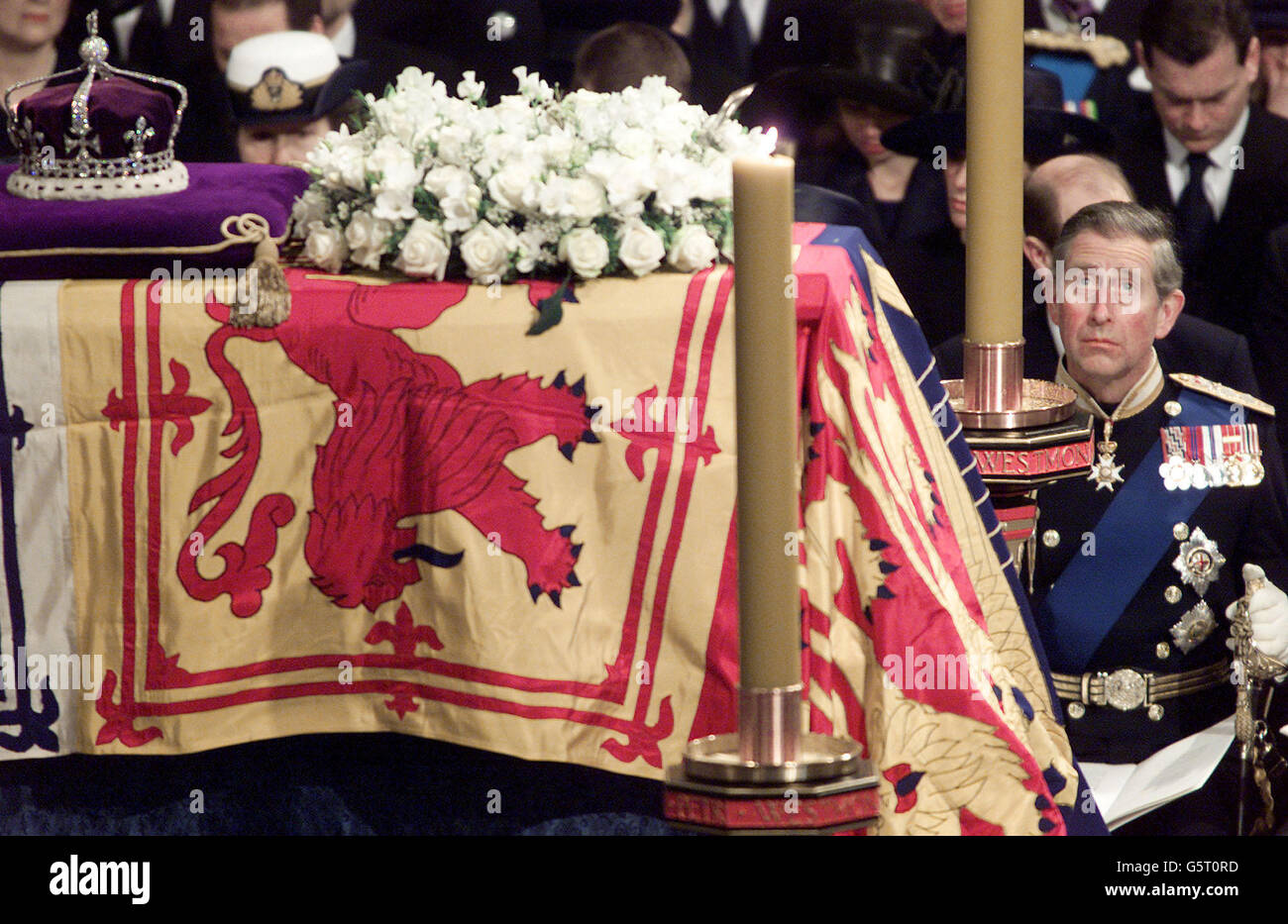 Der Prinz von Wales blickt auf den Sarg seiner Großmutter während des Trauergottes der Queen Mother im Zentrum Londons. Königliche Würdenträger und Politiker aus der ganzen Welt haben sich in Westminster Abbey versammelt, um ihren Respekt zu zollen. * an die Königin Mutter, die im Alter von 101 Jahren starb. Sie wird in St. George's Chapel in Windsor neben ihrem Ehemann King George VI. Eingearbeitet Stockfoto