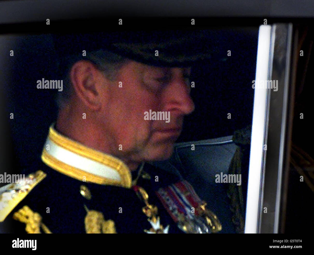 Der Prinz von Wales wird im Auto dem Leichenwagen der Königin Mutter auf der Fahrt von Westminster Abbey nach Windsor folgen. Stockfoto