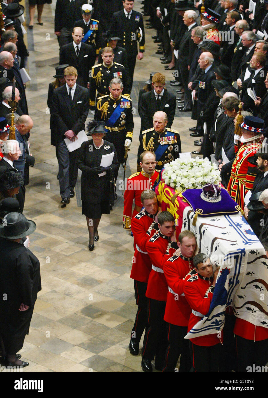 Mitglieder der britischen Königsfamilie folgen nach dem Gottesdienst in London dem Sarg der Queen Mother aus der Westminster Abbey. Das Begräbnis ist der Höhepunkt einer mehr als einwöchigen Trauer um den königlichen Matriarchen, der am 30. März im Alter von 101 Jahren starb. Stockfoto