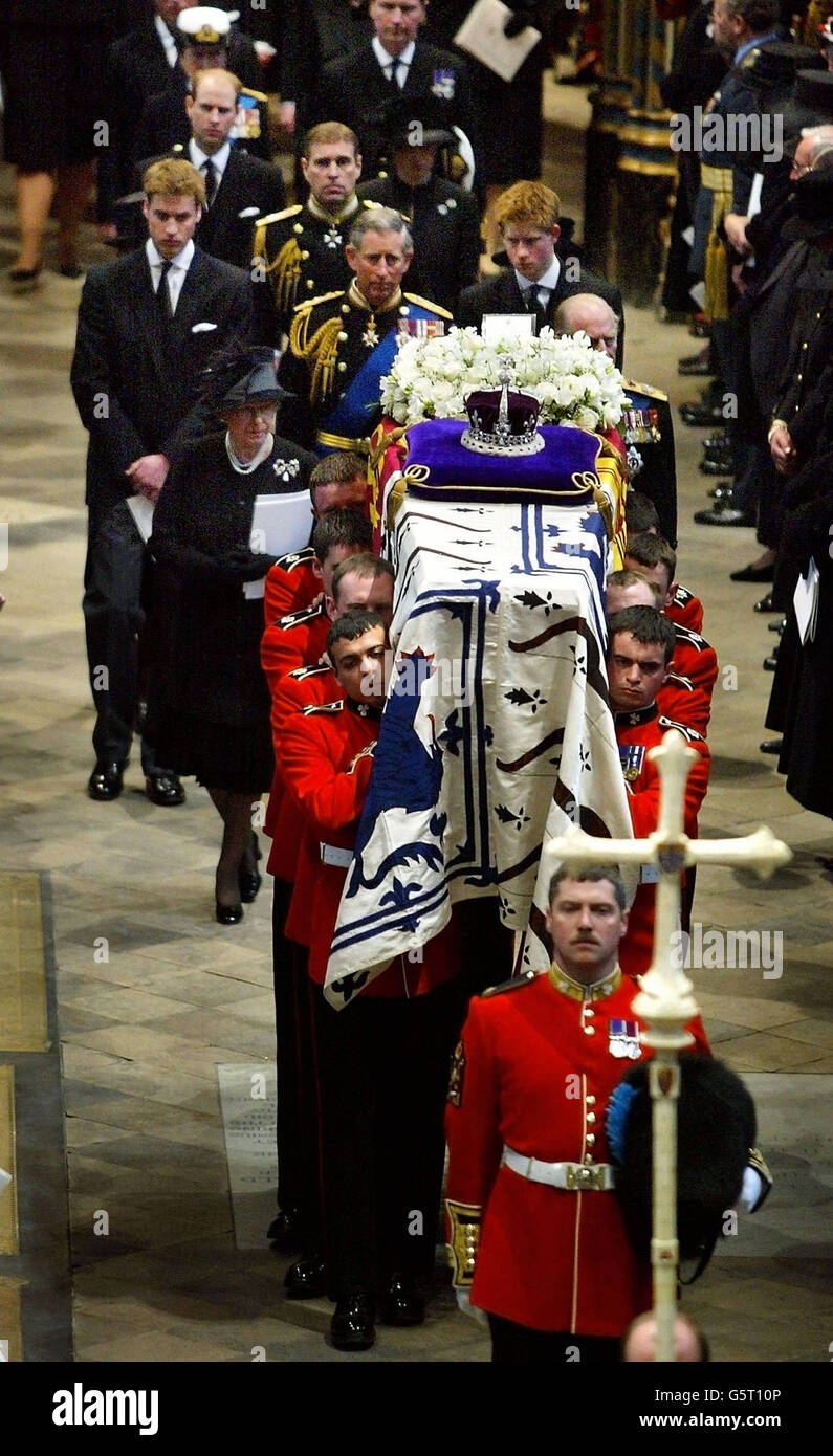 Mitglieder der britischen Königsfamilie folgen dem Sarg der Königin Mutter aus der Westminster Abbey nach dem Trauergottesdienst in London. Die Beerdigung ist der Höhepunkt von mehr als einer Woche Trauer um den königlichen Matriarchen, der am 30. März im Alter von 101 Jahren starb. Stockfoto