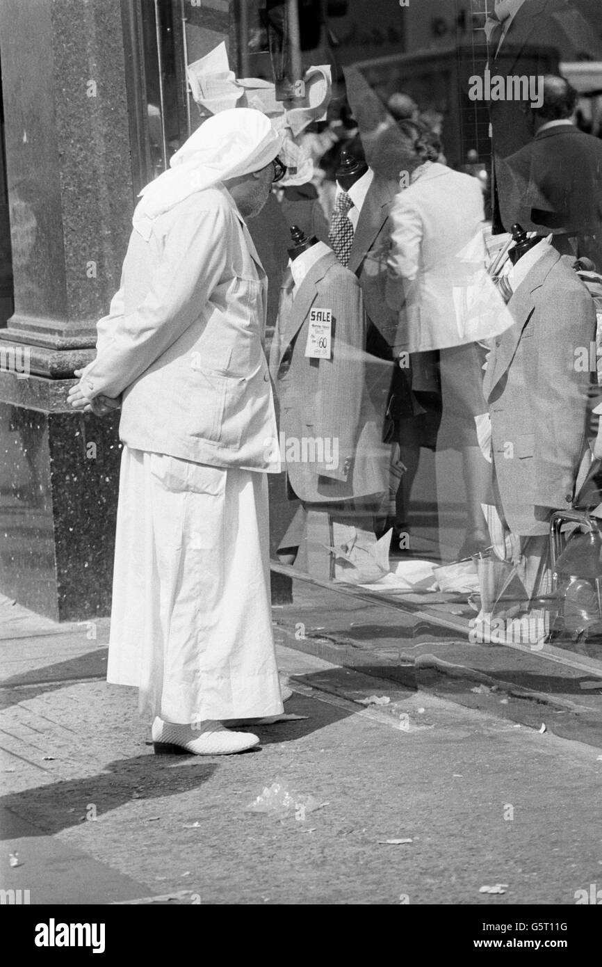 Shopping in Londons Oxford Street sind einige der Besucher aus dem Nahen Osten, die derzeit in die britische Hauptstadt strömen. Stockfoto