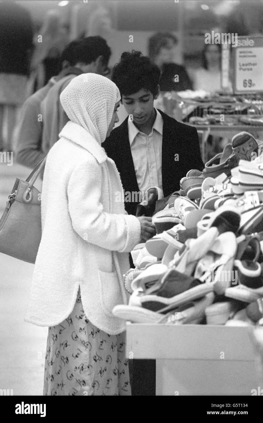 Shopping in Londons Oxford Street sind einige der Besucher aus dem Nahen Osten, die derzeit in die britische Hauptstadt strömen. Stockfoto
