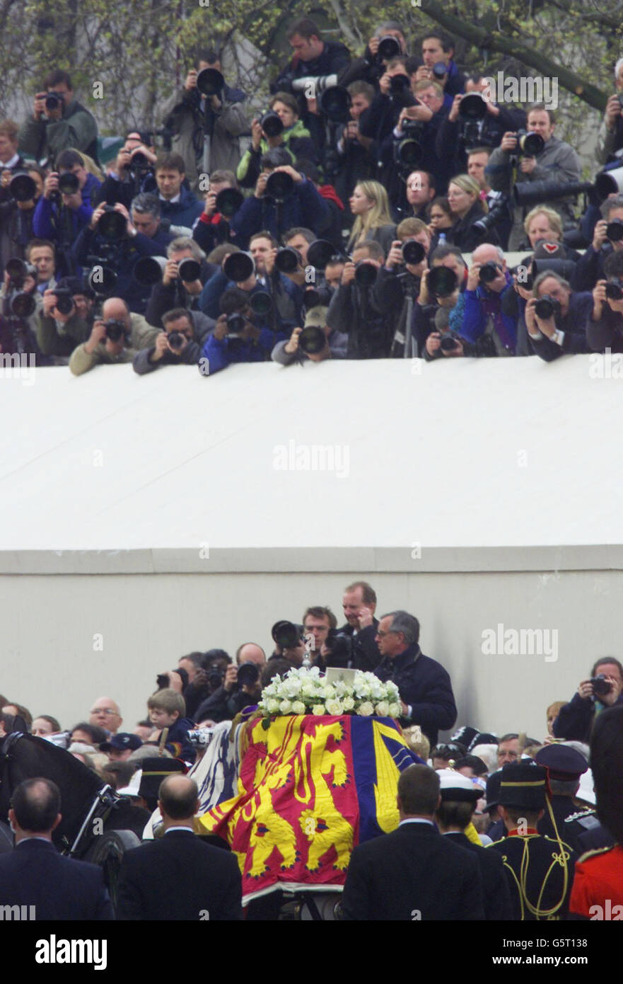 Fotografen sehen den Sarg der Queen Mother während ihrer Trauerprozession im Zentrum von London. Königliche Würdenträger und Politiker aus der ganzen Welt haben sich in der Westminster Abbey versammelt, um der Königinnen-Mutter ihren Respekt zu erweisen. * die im Alter von 101 Jahren gestorben sind. * Sie wird neben ihrem verstorbenen Ehemann König George VI. In der St. George's Chapel in Windsor interniert Stockfoto