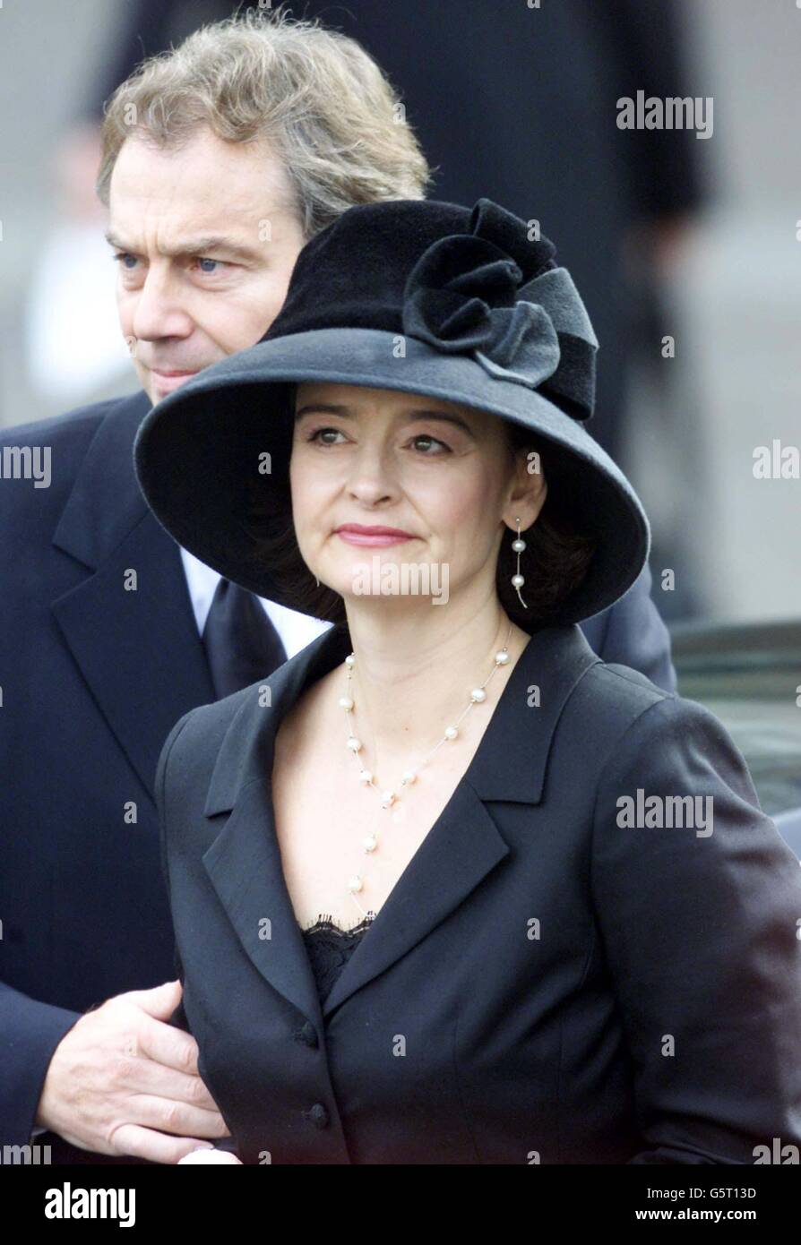 Premierminister Tony Blair und seine Frau Cherie kommen zur Beerdigung von Königin Elizabeth, der Königin-Mutter, in Westminster Abbey, London, an. Stockfoto