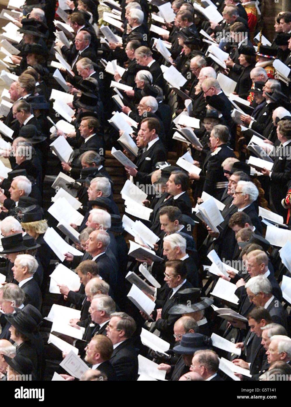 Mitglieder der Gemeinde singen zusammen während des Trauergottesdienstes für die britische Königin Elizabeth, die Königin-Mutter, in der Londoner Westminster Abbey. Stockfoto