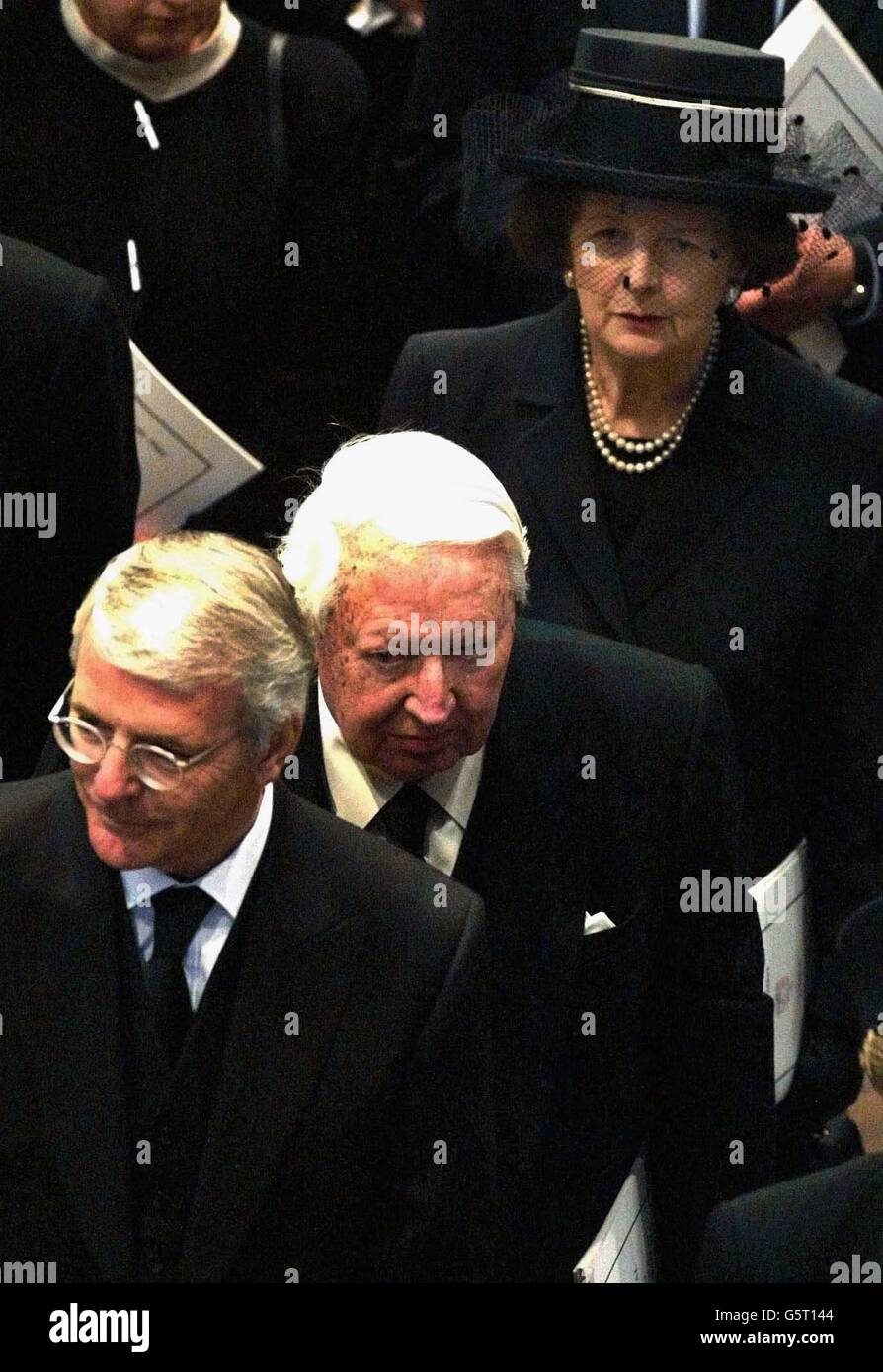 Die ehemaligen britischen Premierminister John Major, Bottom, Edward Heath, Mitte, und Margaret Thatcher verlassen die Londoner Westminster Abbey am Ende des Trauergottesdienstes für die britische Königin Mutter. Stockfoto