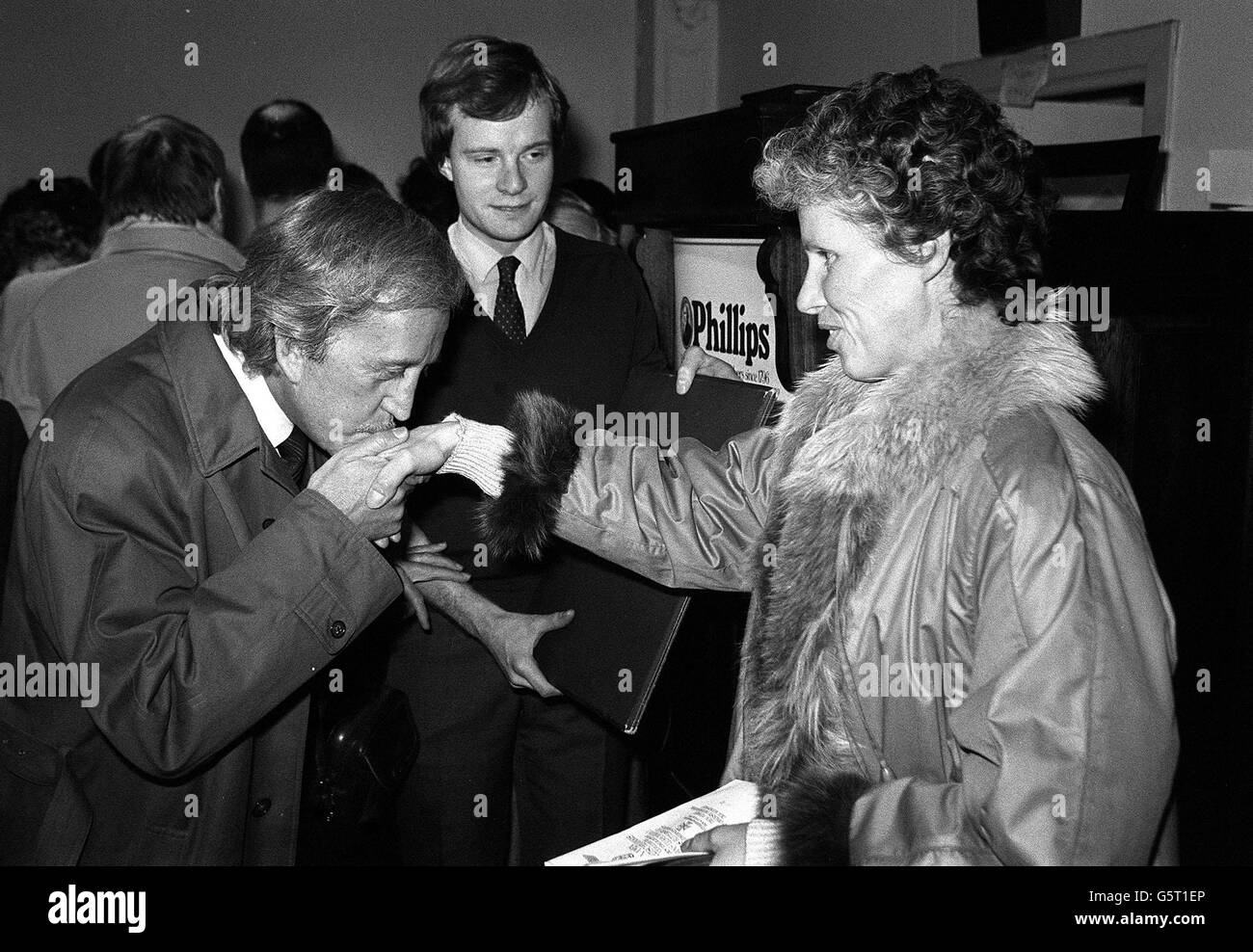 Paul Raymond küsst die Hand von Ursula Rudel, der Witwe des deutschen Top-Jagdfliegers Hans Ulrich Rudel, nachdem er eine von Adolf Hitler unterzeichnete Medaille an Rudel gekauft hat. Stockfoto