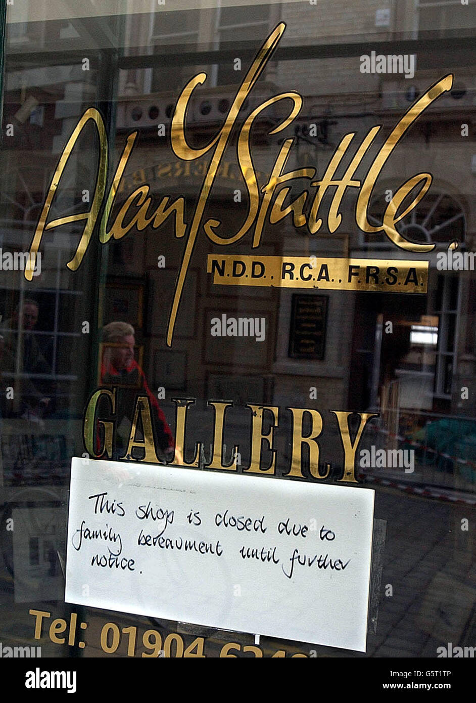 Ein Schild im Fenster der Kunstgalerie in York des lokalen Künstlers Alan stuttle mit einem Schild im Fenster, das erklärt, dass der Laden wegen eines Familientrauers geschlossen ist. *Mr Stuttles 19-jährige Tochter Caroline Ann Stuttle wurde gestern tot am Fuße einer Straßenbrücke in Bundaberg, 186 Meilen nördlich von Brisbane, aufgefunden. Es wird angenommen, dass die Teenager, die auf einem Rucksackurlaub durch Australien war, wurde zu ihrem Tod von der 65 Fuß Brücke nach beraubt. Stockfoto