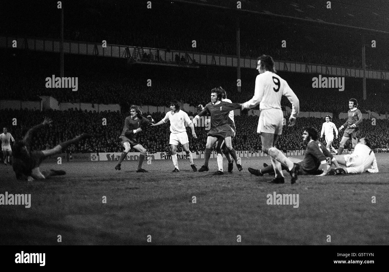 Fußball - UEFA-Cup-Halbfinale - Tottenham Hotspur gegen Liverpool - White Hart Lane. Martin Peters, Kapitän von Spurs, erzielt sein zweites Tor während des UEFA-Cup-Halbfinalspiels mit Liverpool in der White Hart Lane in London. Stockfoto
