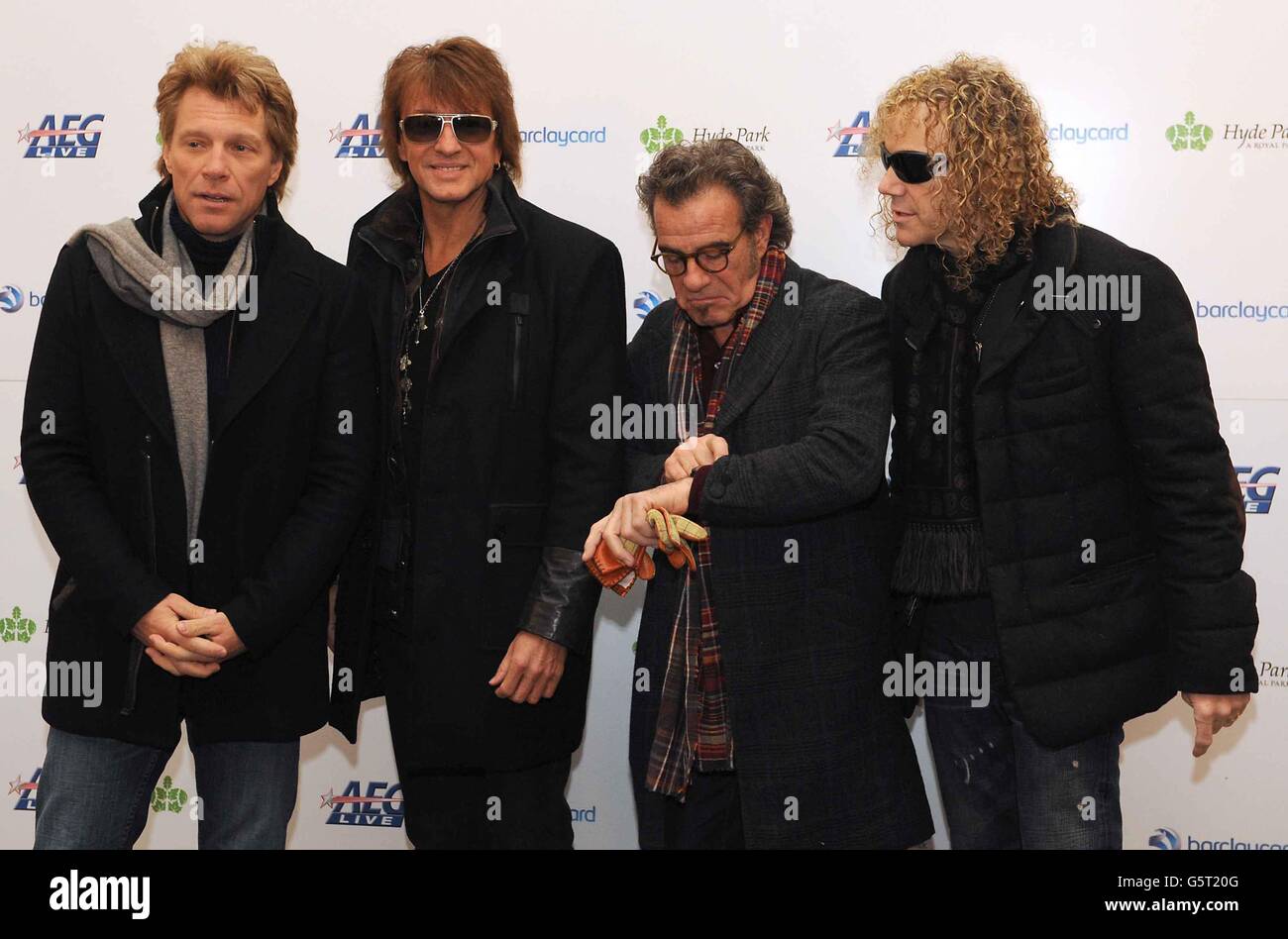 Mitglieder von Bon Jovi, (von links nach rechts) Jon Bon Jovi, Richie Sambora, Tico Torres und David Bryan , während einer Pressekonferenz im Mandarin Oriental, wo sie am 5. Juli einen Sommerauftritt im Hyde Park, London, ankündigen. Stockfoto