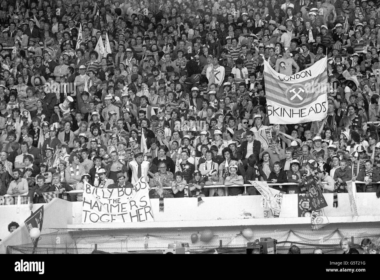 Fußball - FA Cup - Finale - West Ham United / Arsenal - Wembley Stadium. Fans von West Ham United halten Fahnen und Banner hoch, während ihr Team auf dem Platz ist. Stockfoto