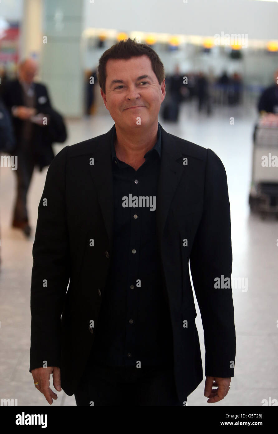 Simon Fuller Sichtung - Heathrow. Simon Fuller bei den Abflügen am Terminal 5, Flughafen Heathrow. Stockfoto