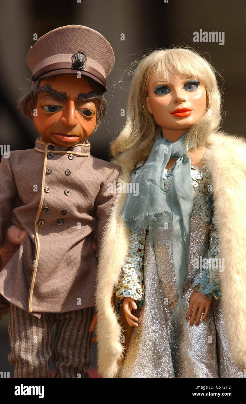 Thunderbirds-Marionetten Lady Penelope und Parker vor dem Planet Hollywood,  im Zentrum von London. Die Puppen sind Teil der Film- und  Unterhaltungsversteigerung „At the Movies“. Die Dame Penelope Puppe wird  voraussichtlich mindestens 20,000