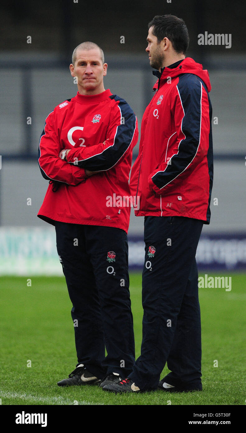 Rugby Union - England Training Session - Headingley Carnegie Stadium. England-Cheftrainer Stuart Lancaster (links) spricht mit Andy Farrell während der Trainingseinheit im Headingley Carnegie Stadium, Leeds. Stockfoto