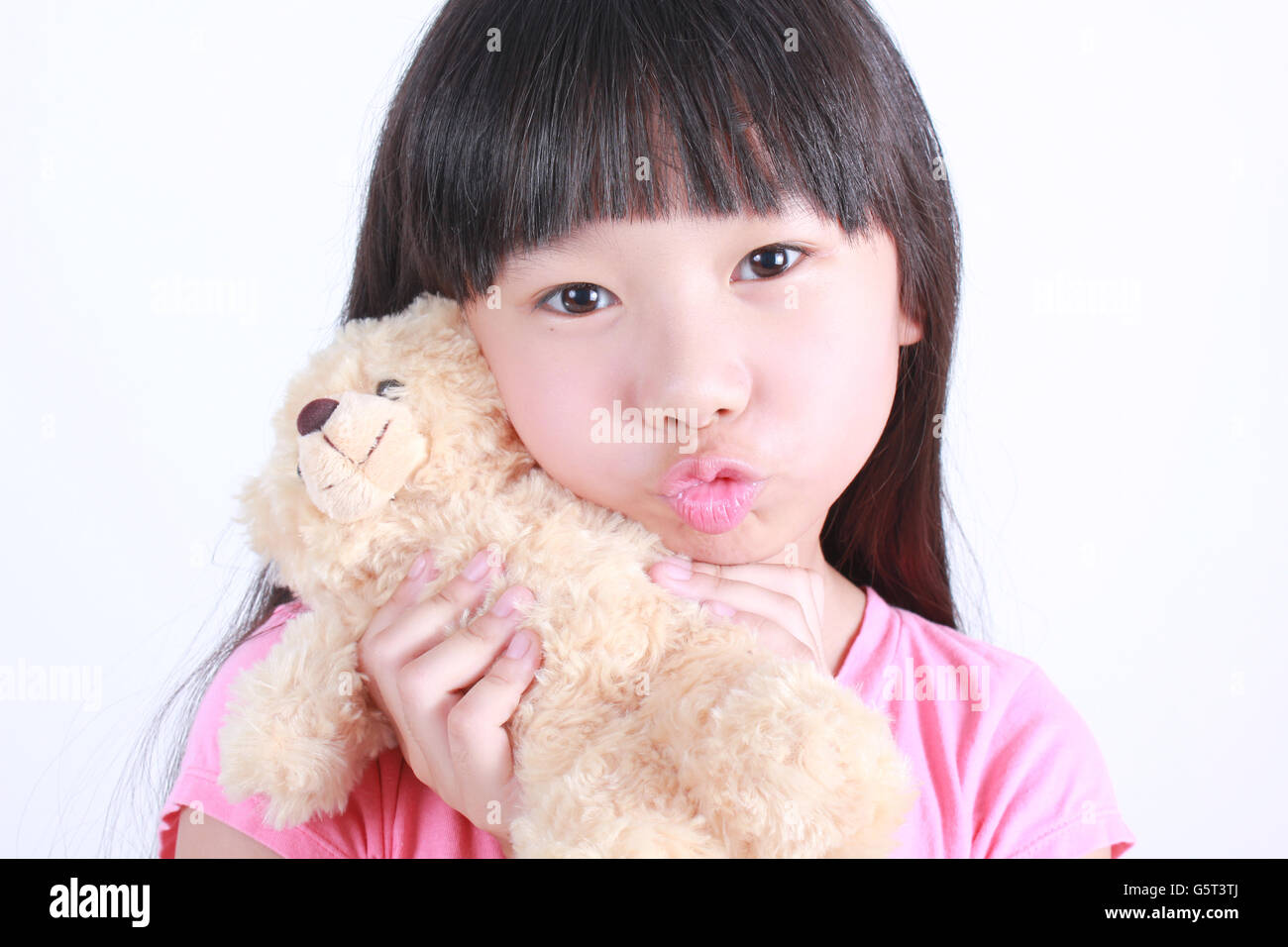 Mädchen mit Teddy-Bär in einer Umarmung Stockfoto