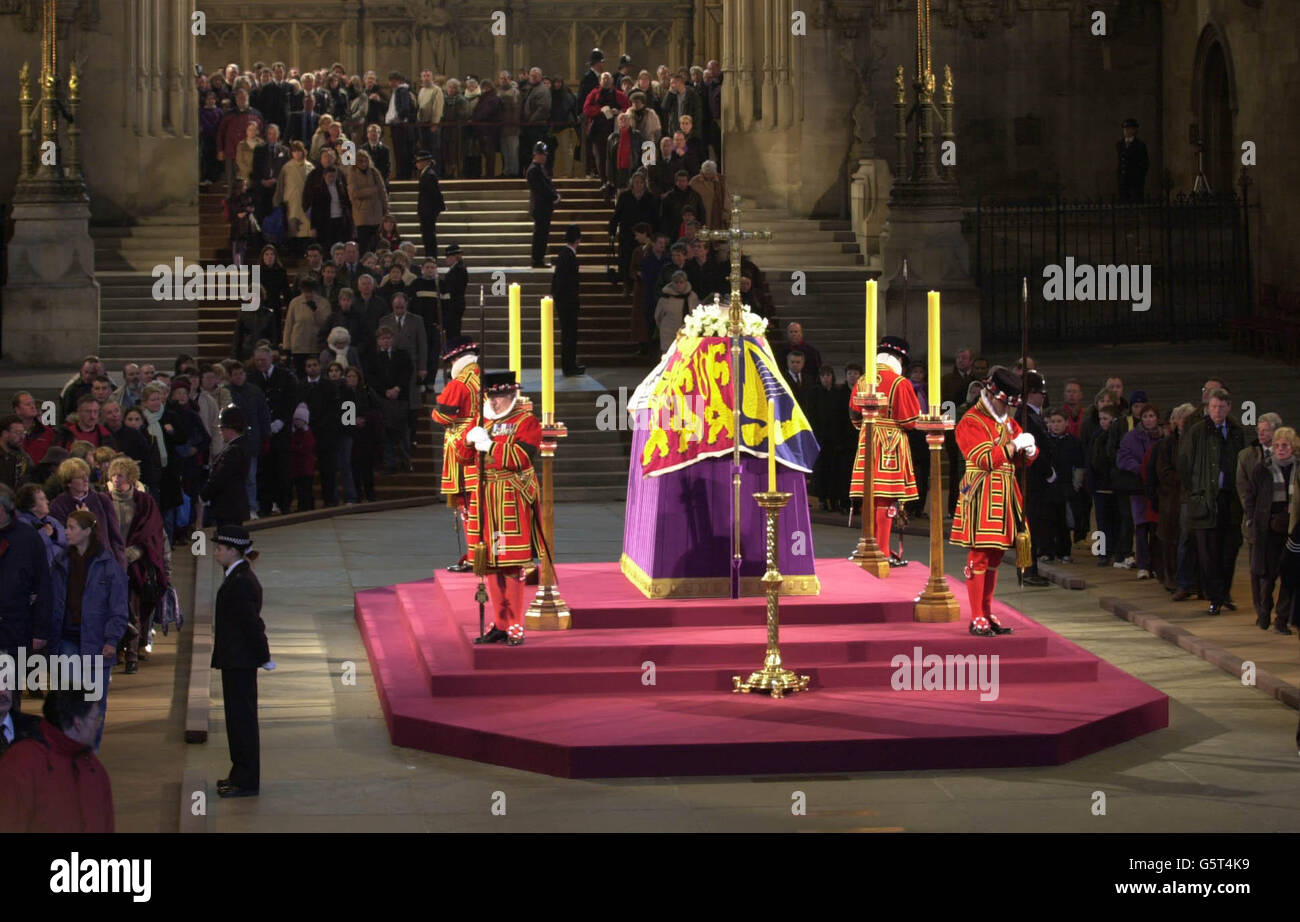 Trauernde zahlen ihre letzte Achtung, Datei am Sarg von Königin Elizabeth, die Königin Mutter, die im Zustand liegt in Westminster Hall im Zentrum von London vor ihrer Beerdigung in Westminster Abbey. Stockfoto