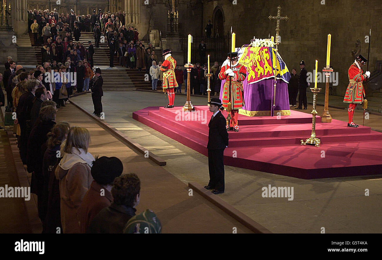 Trauernde zahlen ihre letzte Achtung, Datei am Sarg von Königin Elizabeth, die Königin Mutter, die im Zustand liegt in Westminster Hall im Zentrum von London vor ihrer Beerdigung in Westminster Abbey. Stockfoto