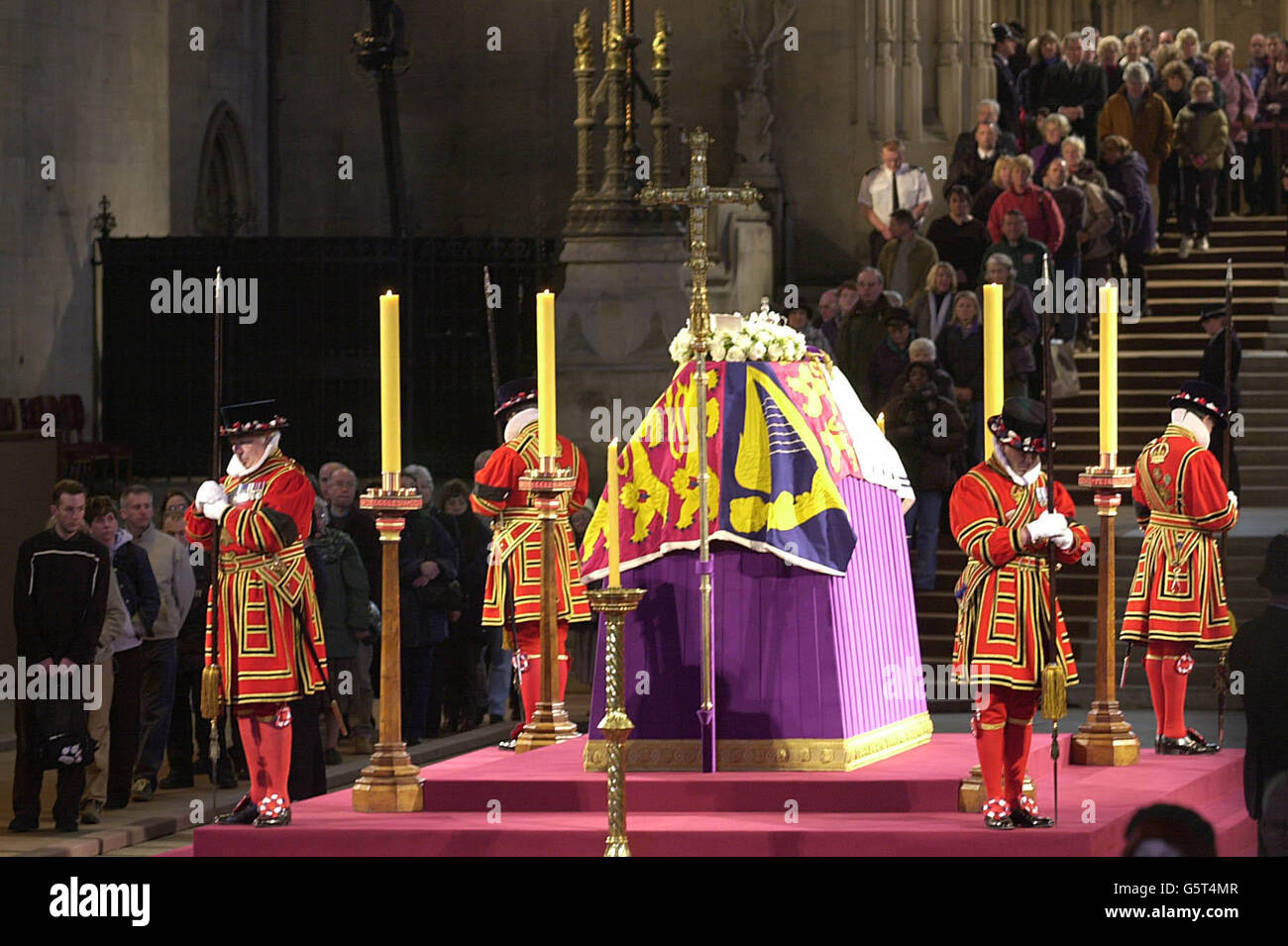 Trauernde zahlen ihre letzte Achtung, Datei am Sarg von Königin Elizabeth, die Königin Mutter, die im Zustand liegt in Westminster Hall im Zentrum von London vor ihrer Beerdigung in Westminster Abbey. Stockfoto