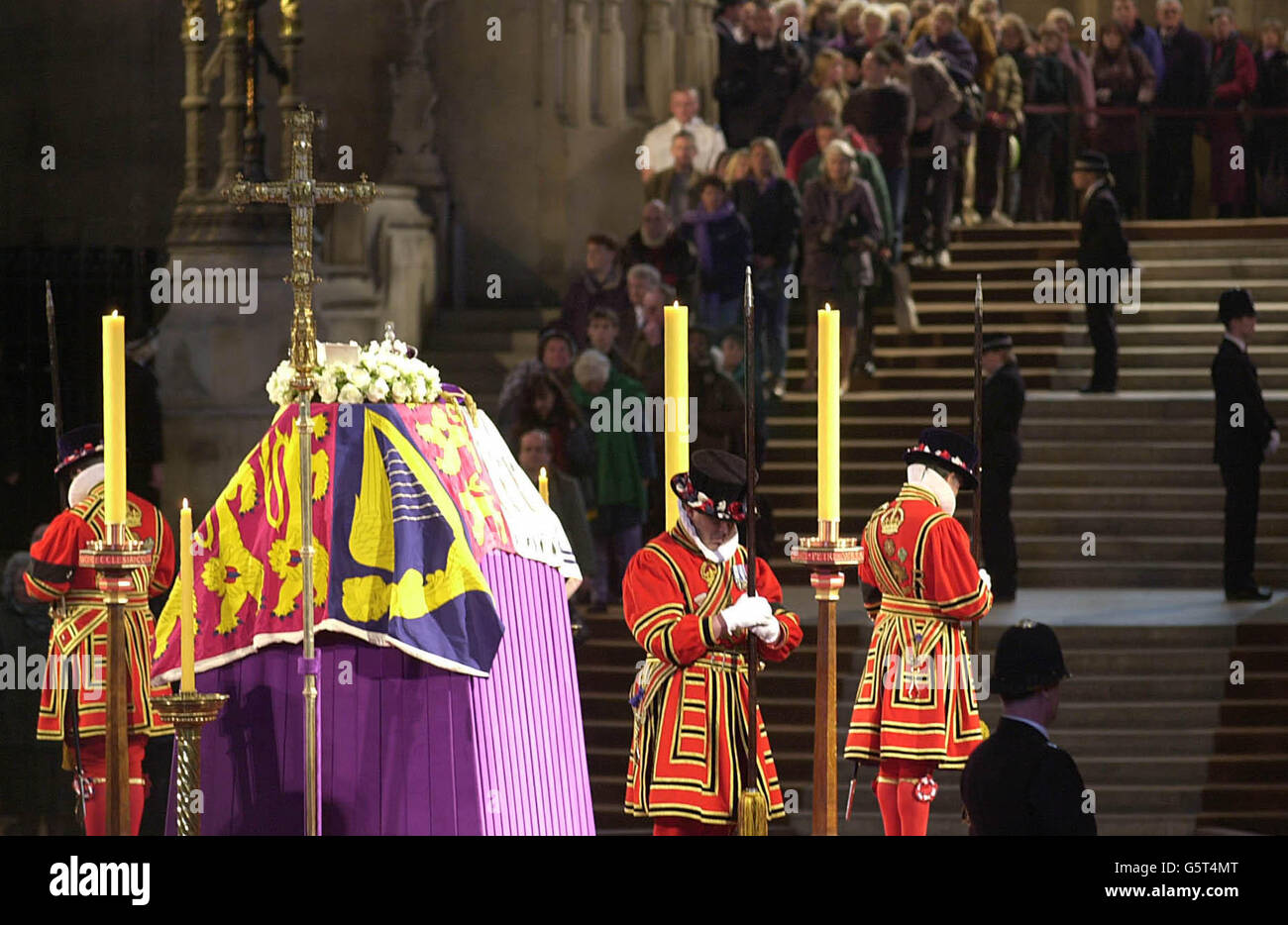 Trauernde zahlen ihre letzte Achtung, Datei am Sarg von Königin Elizabeth, die Königin Mutter, die im Zustand liegt in Westminster Hall im Zentrum von London vor ihrer Beerdigung in Westminster Abbey. Stockfoto