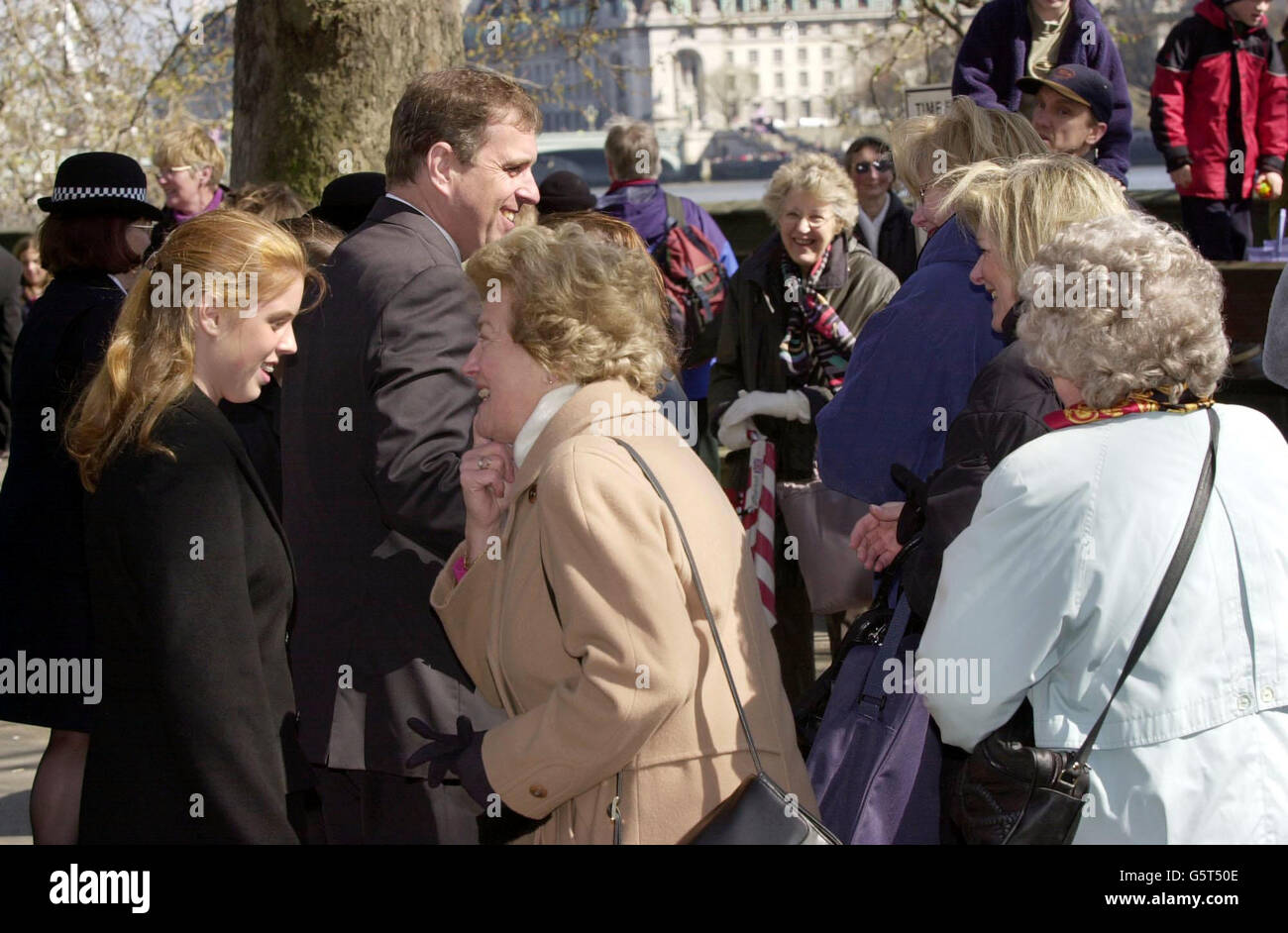 Der Herzog von York mit Tochter Beatrice (links) trifft Mitglieder der Öffentlichkeit, während sie sich anstellen, um in die Westminster Hall zu gehen, um Königin Elizabeth, der Königin Mutter, ihre Ehre zu erweisen, deren Körper bis zu ihrer Beerdigung im Zustand liegt. Stockfoto