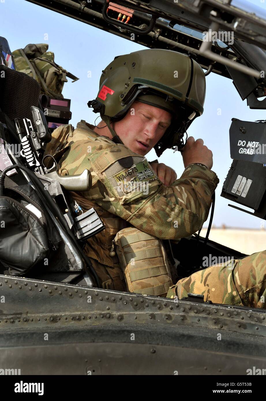 Zuvor unveröffentlichtes Bild vom 31/10/2012 von Prinz Harry oder einfach nur Captain Wales, wie er in der britischen Armee bekannt ist, sitzt auf dem Vordersitz seines Cockpits, wo er als Apache Helicopter Pilot / Gunner mit 662 SQD Army Air Corps dient, An der britischen Fluglinie im Camp Bastion Süd-Afghanistan, von September 2012 für vier Monate bis Januar 2013. Stockfoto