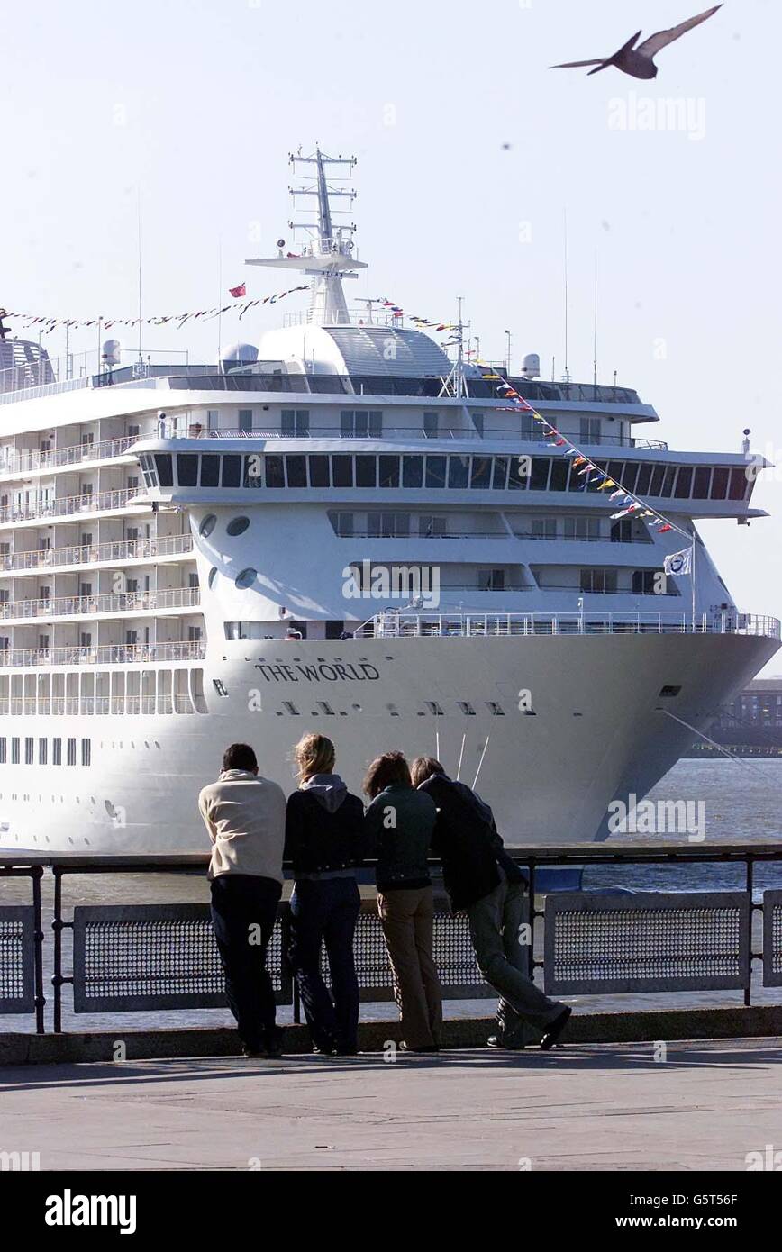 Die Welt vertäute in Greenwich. Das 182-Millionen-Schiff, auf dem die Megareichen dauerhaft in Luxuswohnungen leben werden, hat seinen ersten Auftritt im Zentrum Londons. Das 648 Fuß lange Schiff war vor einem Medientag an Bord in London. * das 43,000-Tonnen-Schiff hat 110 Wohnungen an Bord, von denen die meisten bereits verkauft wurden. Die Wohnungen sind im Preis von 1.4 Millionen bis mehr als 5 Millionen, und in der Größe von 1,106 bis 3,242 Quadratfuß. Das Schiff hat auch 88 Suiten zu vermieten, sowie alle Geschäfte, Restaurants und Freizeiteinrichtungen, die in einer kleinen, wohlhabenden Stadt erwartet werden könnten. Stockfoto