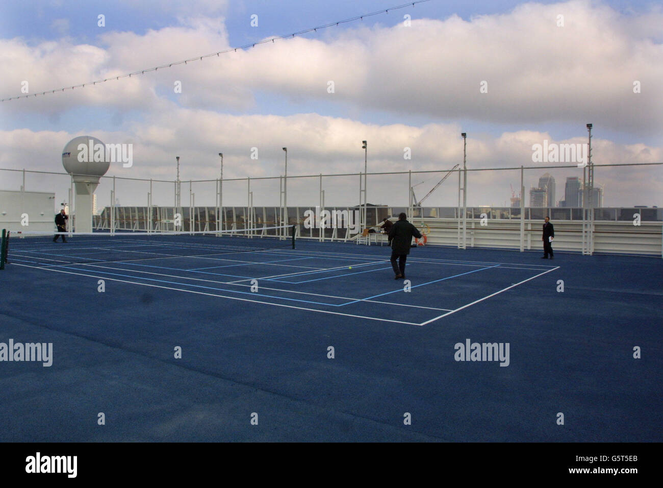 Der Tennisplatz auf der "Welt", dem 182 Millionen Schiff, auf dem die Megareichen dauerhaft in Luxuswohnungen leben werden, da er in Greenwich, London, vor Anker liegt. Das 43,000 Tonnen schwere Schiff hat 110 Wohnungen an Bord. * die meisten wurden bereits verkauft. Die Wohnungen liegen zwischen 1.4 Millionen und mehr als 5 Millionen und haben eine Größe von 1,106 bis 3,242 Quadratfuß. Das Schiff hat auch 88 Suiten zu vermieten, sowie alle Geschäfte, Restaurants und Freizeiteinrichtungen, die in einer kleinen, wohlhabenden Stadt erwartet werden könnten. Stockfoto