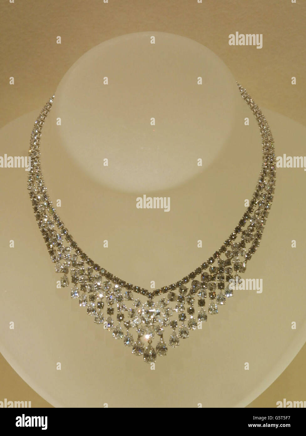 Eine 500,000-Dollar-Diamant-Halskette, die an Bord der "World" verkauft wird, dem 182-Millionen-Schiff, auf dem die Megareichen dauerhaft in Luxuswohnungen leben werden, da sie in Greenwich, London, vor Anker liegt. * das 43,000 Tonnen schwere Schiff hat 110 Wohnungen an Bord, von denen die meisten bereits verkauft wurden. Die Wohnungen sind im Preis von 1.4 Millionen bis mehr als 5 Millionen, und in der Größe von 1,106 bis 3,242 Quadratfuß. Das Schiff hat auch 88 Suiten zu vermieten, sowie alle Geschäfte, Restaurants und Freizeiteinrichtungen, die in einer kleinen, wohlhabenden Stadt erwartet werden könnten. Stockfoto