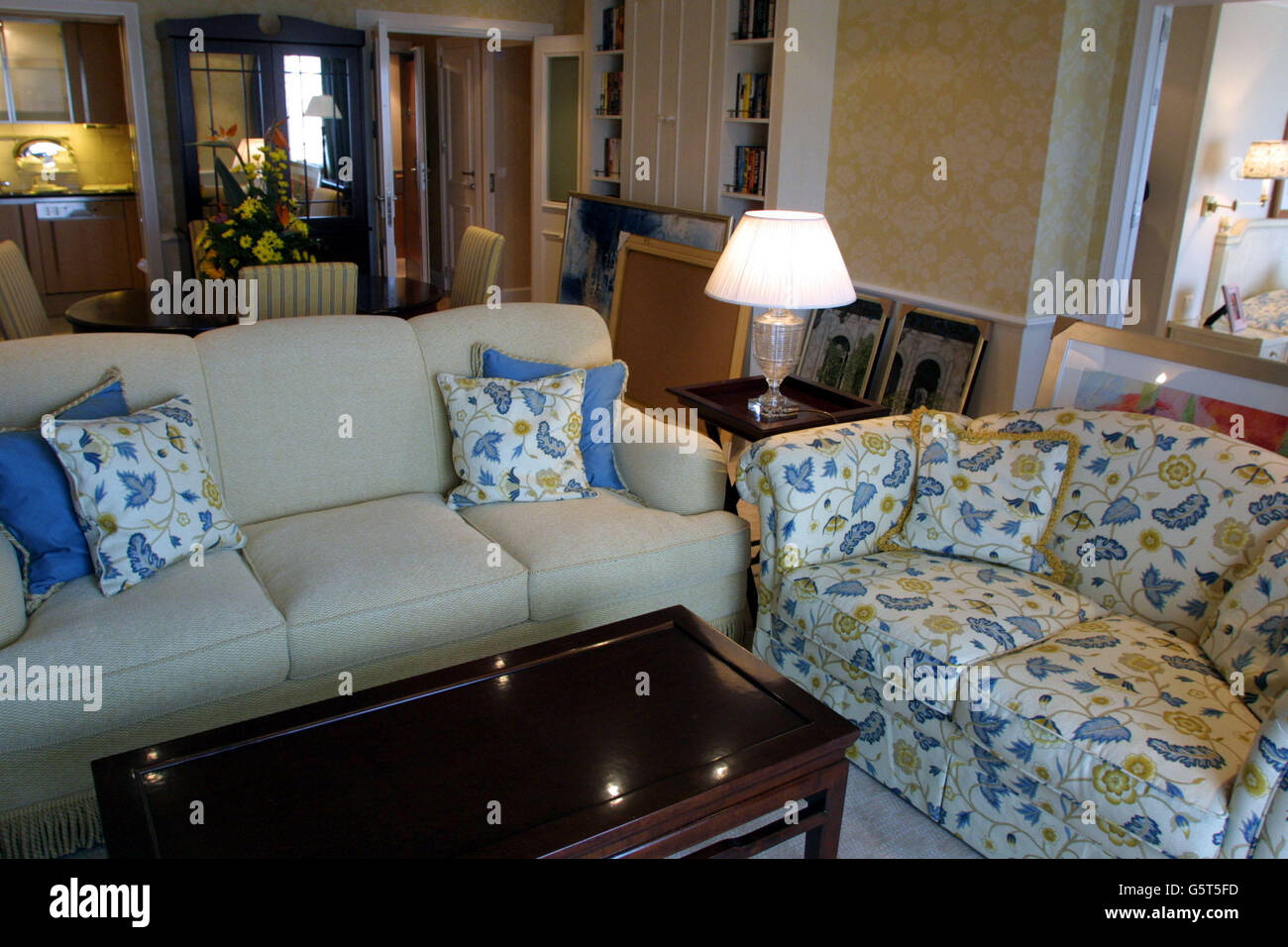 Die Nina Campbell Wohnung kostet 2.3 Millionen auf der "Welt", das 182 Millionen Schiff, auf dem die Mega-Reichen dauerhaft in Luxus-Wohnungen leben, wie es vor Anker liegt in Greenwich, London. Das 43,000 Tonnen schwere Schiff hat 110 Wohnungen. *... an Bord, von denen die meisten bereits verkauft wurden. Die Wohnungen sind im Preis von 1.4 Millionen bis mehr als 5 Millionen, und in der Größe von 1,106 bis 3,242 Quadratfuß. Das Schiff hat auch 88 Suiten zu vermieten, sowie alle Geschäfte, Restaurants und Freizeiteinrichtungen, die in einer kleinen, wohlhabenden Stadt erwartet werden könnten. Stockfoto