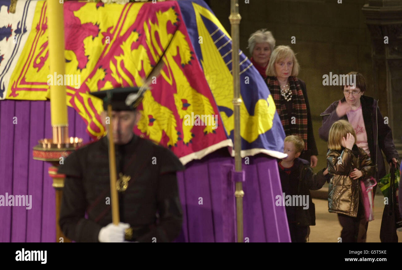 Die Leute gehen an dem Sarg von Königin Elizabeth, der Königin Mutter, in der Westminster Hall vorbei, wo er vor ihrer Beerdigung im Staat im Palace of Westminster liegt. Stockfoto