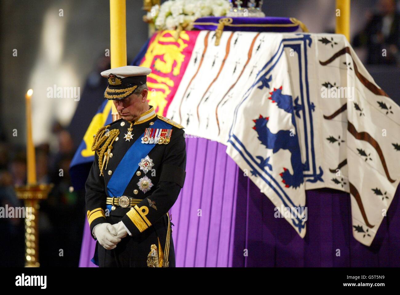 Der Prinz von Wales steht vor einer Mahnwache neben dem Sarg der Königin Mutter, während er in der Westminster Hall in London liegt, am Vorabend ihrer Beerdigung, die in der Westminster Abbey stattfinden wird. * der Prinz, seine beiden Brüder, der Herzog von York und der Graf von Wessex und ihr Cousin Viscount Linley hallten in einer ergreifenden Zeremonie, die an eine weitere königliche Mahnwache erinnert, an derselben Stelle in der Westminster Hall, für König George V. im Jahr 1936. Stockfoto