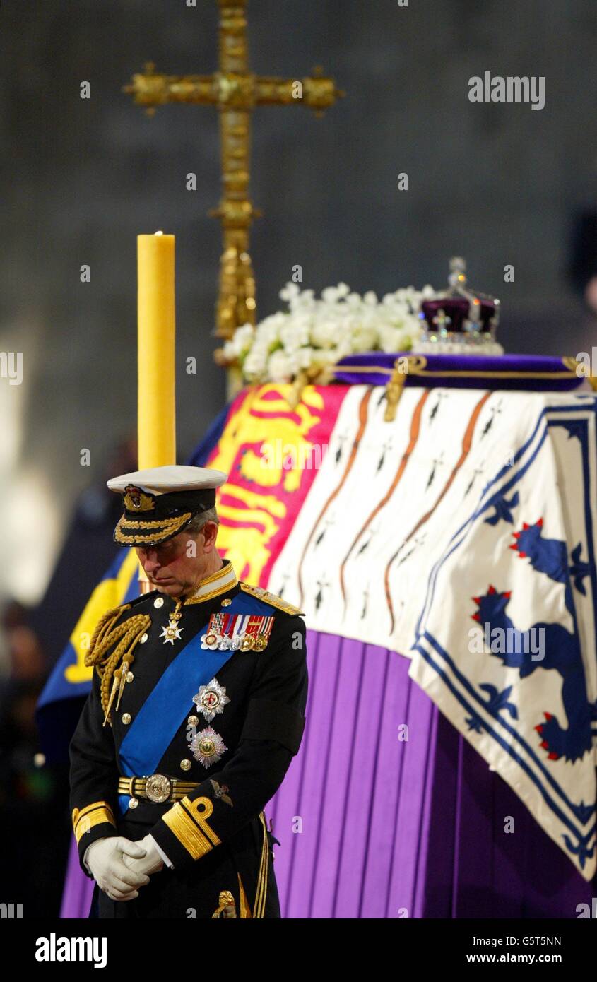 Der Prinz von Wales steht vor einer Mahnwache neben dem Sarg der Königin Mutter, während er in der Westminster Hall in London liegt, am Vorabend ihrer Beerdigung, die in der Westminster Abbey stattfinden wird. * der Prinz, seine beiden Brüder, der Herzog von York und der Graf von Wessex und ihr Cousin Viscount Linley hallten in einer ergreifenden Zeremonie, die an eine weitere königliche Mahnwache erinnert, an derselben Stelle in der Westminster Hall, für König George V. im Jahr 1936. Stockfoto