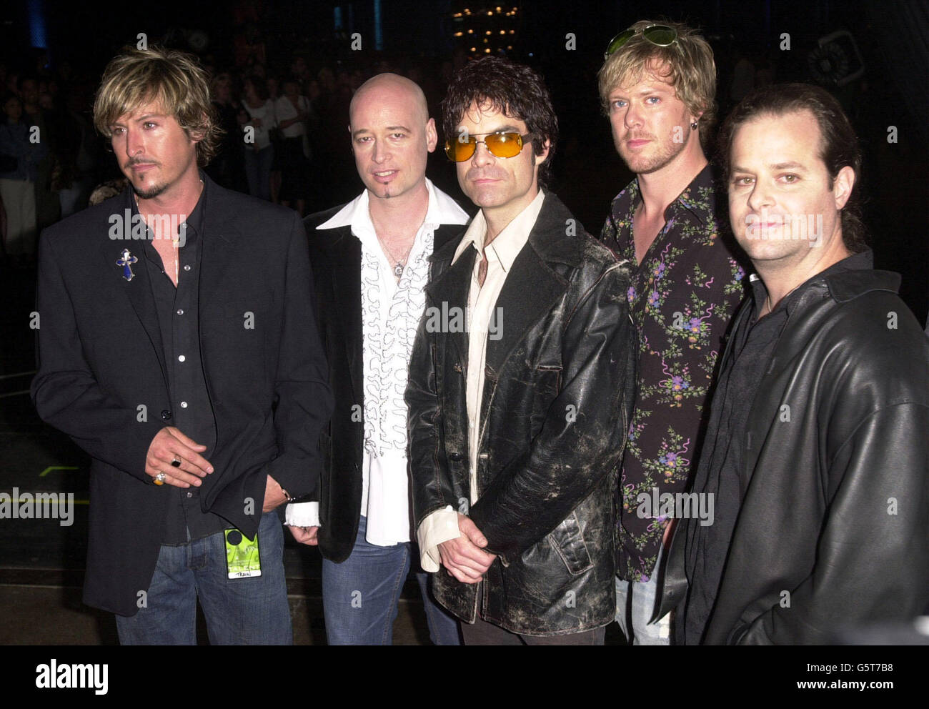 Die Grammy-Gewinner Train kommen hinter der Bühne bei der Aufnahme der Ikone von MTV zu Ehren von Aerosmith an. Stockfoto