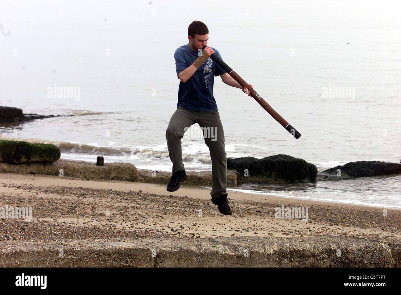 Vincent Miles, 15, aus Felixstowe, Suffolk, der glaubt, dass er der einzige Schüler des Landes ist, der ein praktisches GCSE-Musikstück auf dem Didgeridoo fertigstellte, als er nach einem Skateboard-Unfall nicht mehr Klavier spielen konnte, nachdem er sein Handgelenk gebrochen hatte. * vor dem Unfall hatte der Schüler des Debener Gymnasiums eine Hälfte des Prüfungsstückes vorgetragen, ein klassisches Werk, das er komponierte und am Klavier spielte. Für die Abschlussprüfung spielte Vincent seine eigene Komposition auf einem Didgeridoo, das auf einen Trommelschlag gesetzt wurde, und spielte einen seiner Freunde, und jetzt wartet er darauf, zu hören, was der Prüfungsausschuss von seiner CD-Aufnahme hält. Stockfoto