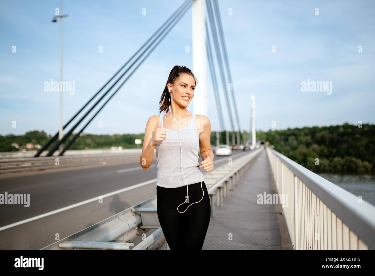 Schöne Frau auf der Brücke laufen und gesund bleiben Stockfoto